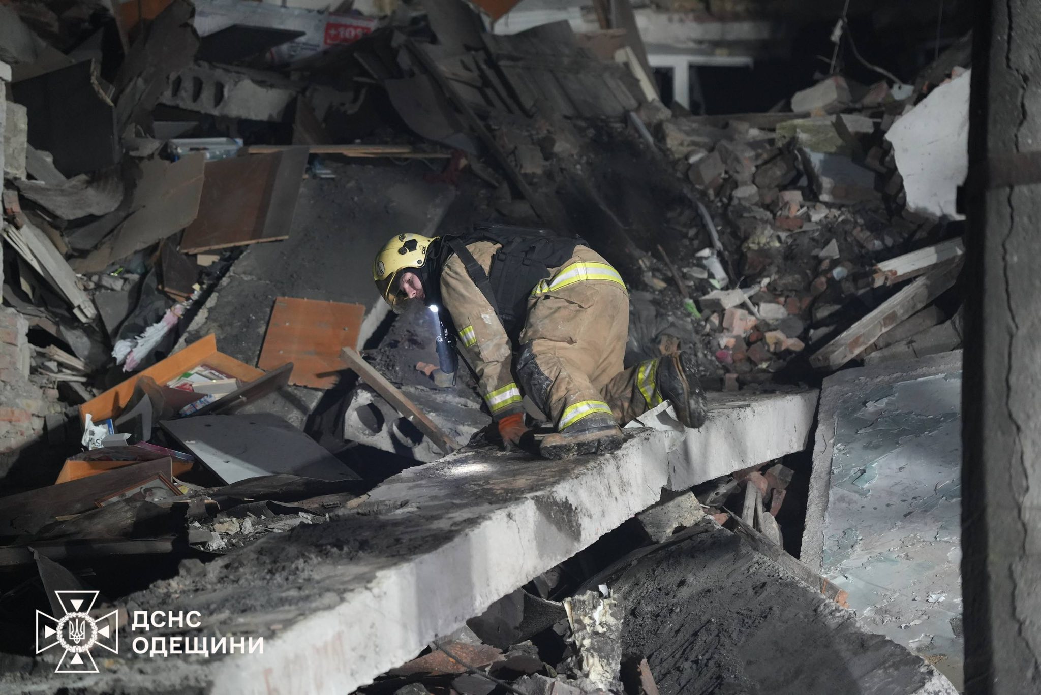 В ніч проти 27 січня ворог знов атакував Одесу: під завалами шукають людей