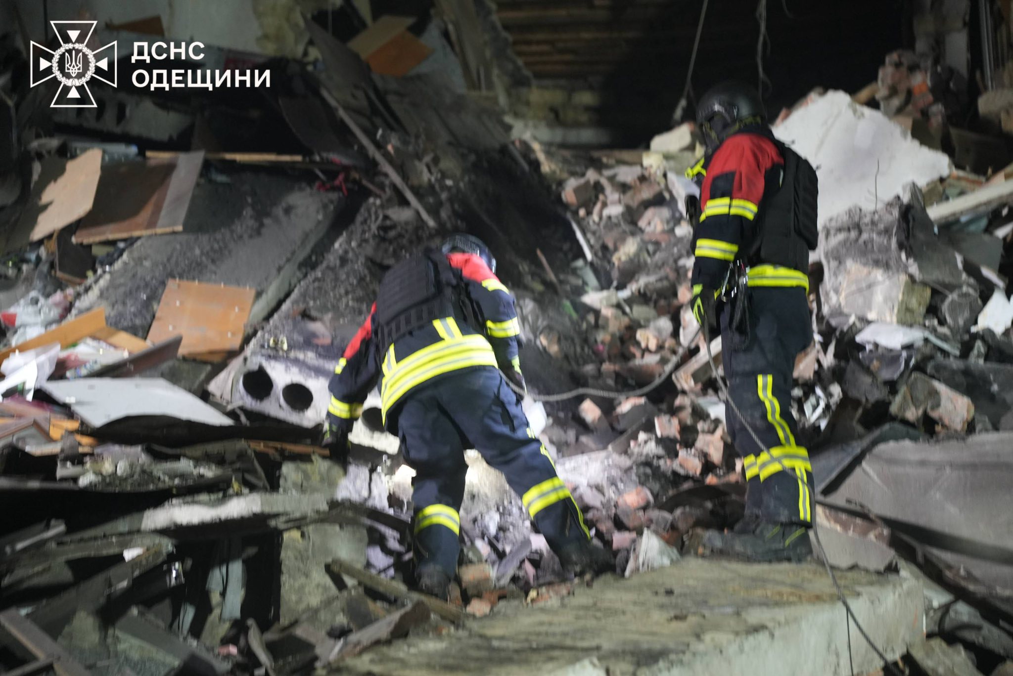 В ніч проти 27 січня ворог знов атакував Одесу: під завалами шукають людей