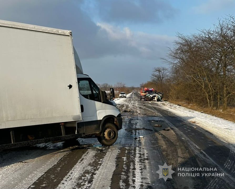 У Білгород-Дністровському районі автівка зіткнулася з вантажівкою: водій легковика загинув
