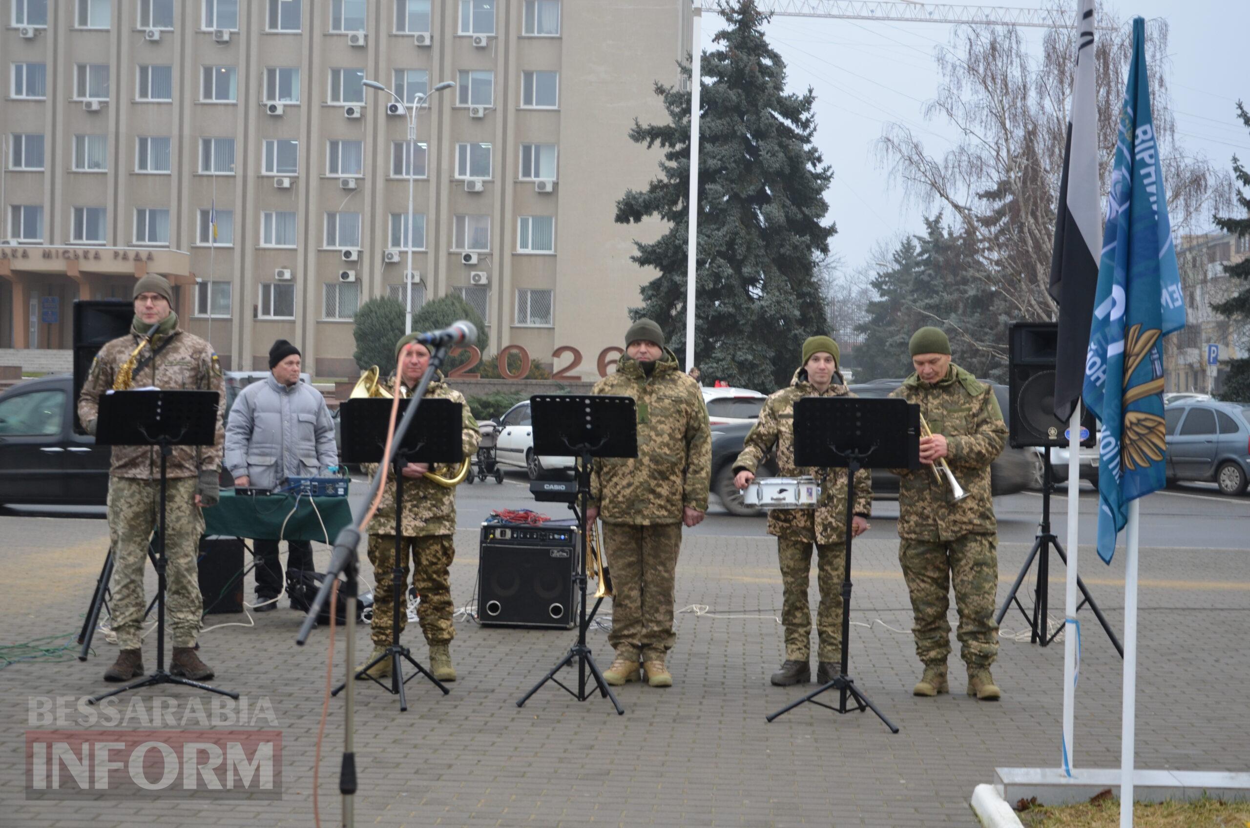 На центральній площі Ізмаїла встановили бойові прапори бригад, в складі яких захищали рідну землю полеглі захисники міста