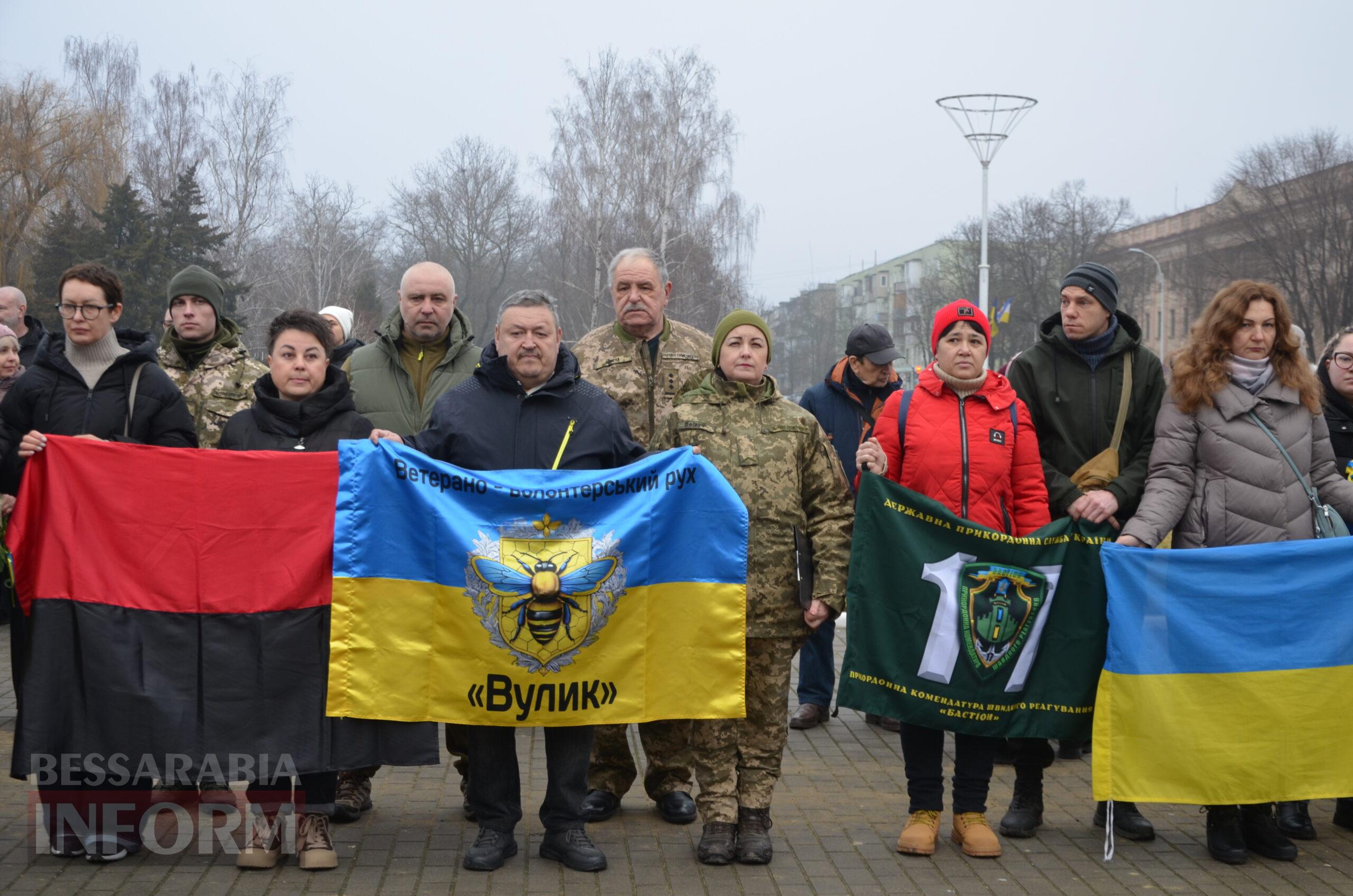 На центральній площі Ізмаїла встановили бойові прапори бригад, в складі яких захищали рідну землю полеглі захисники міста
