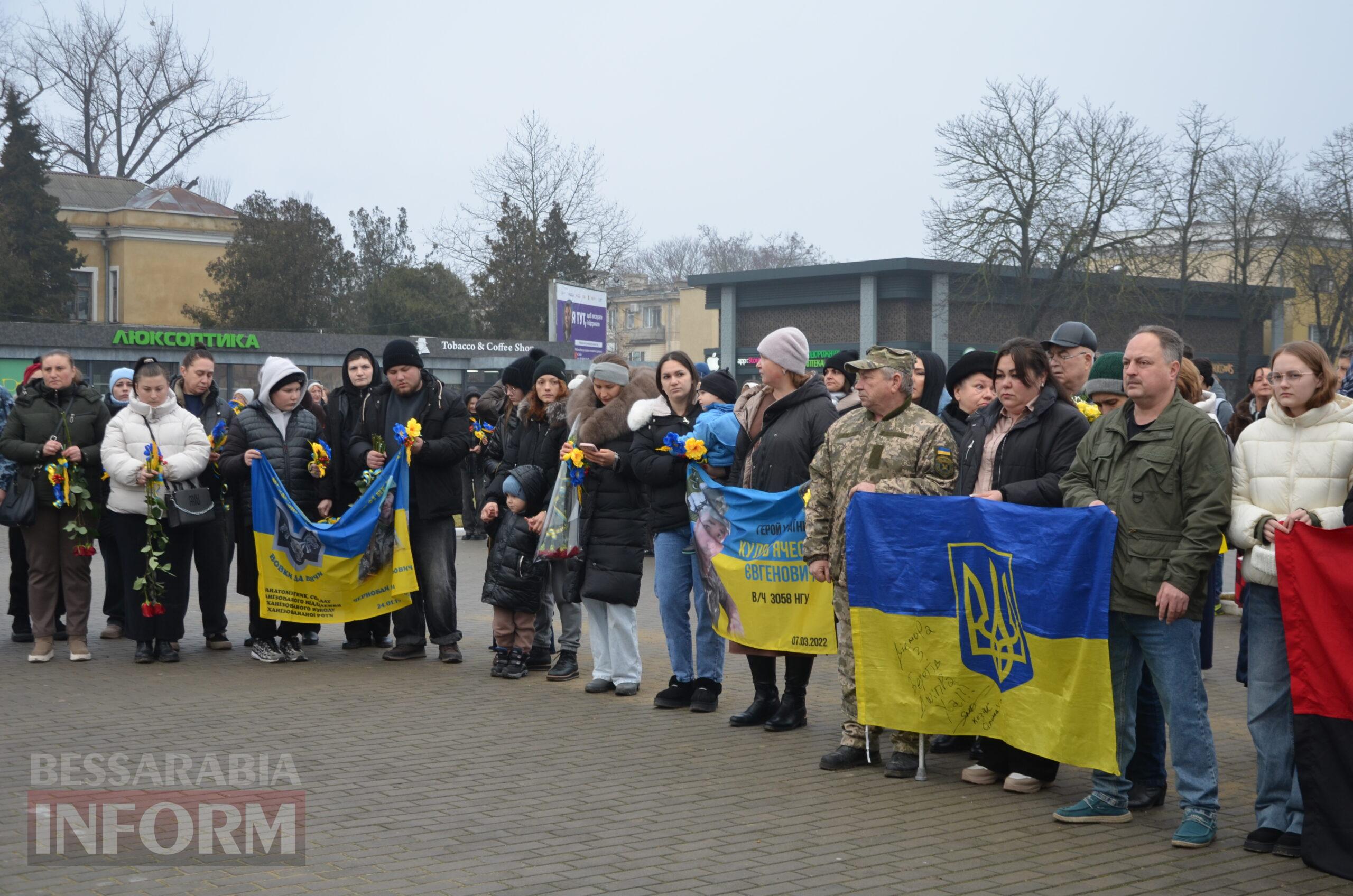 На центральній площі Ізмаїла встановили бойові прапори бригад, в складі яких захищали рідну землю полеглі захисники міста
