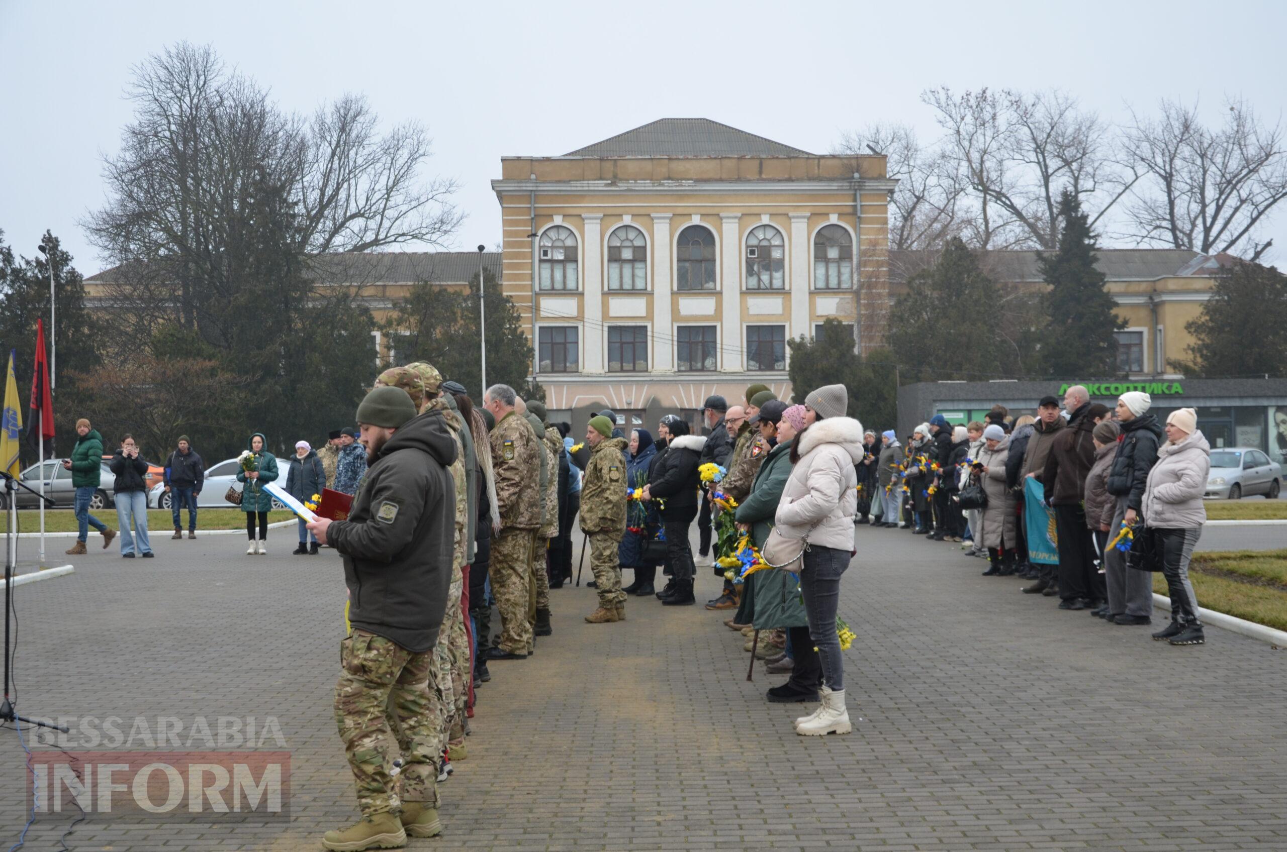 На центральній площі Ізмаїла встановили бойові прапори бригад, в складі яких захищали рідну землю полеглі захисники міста