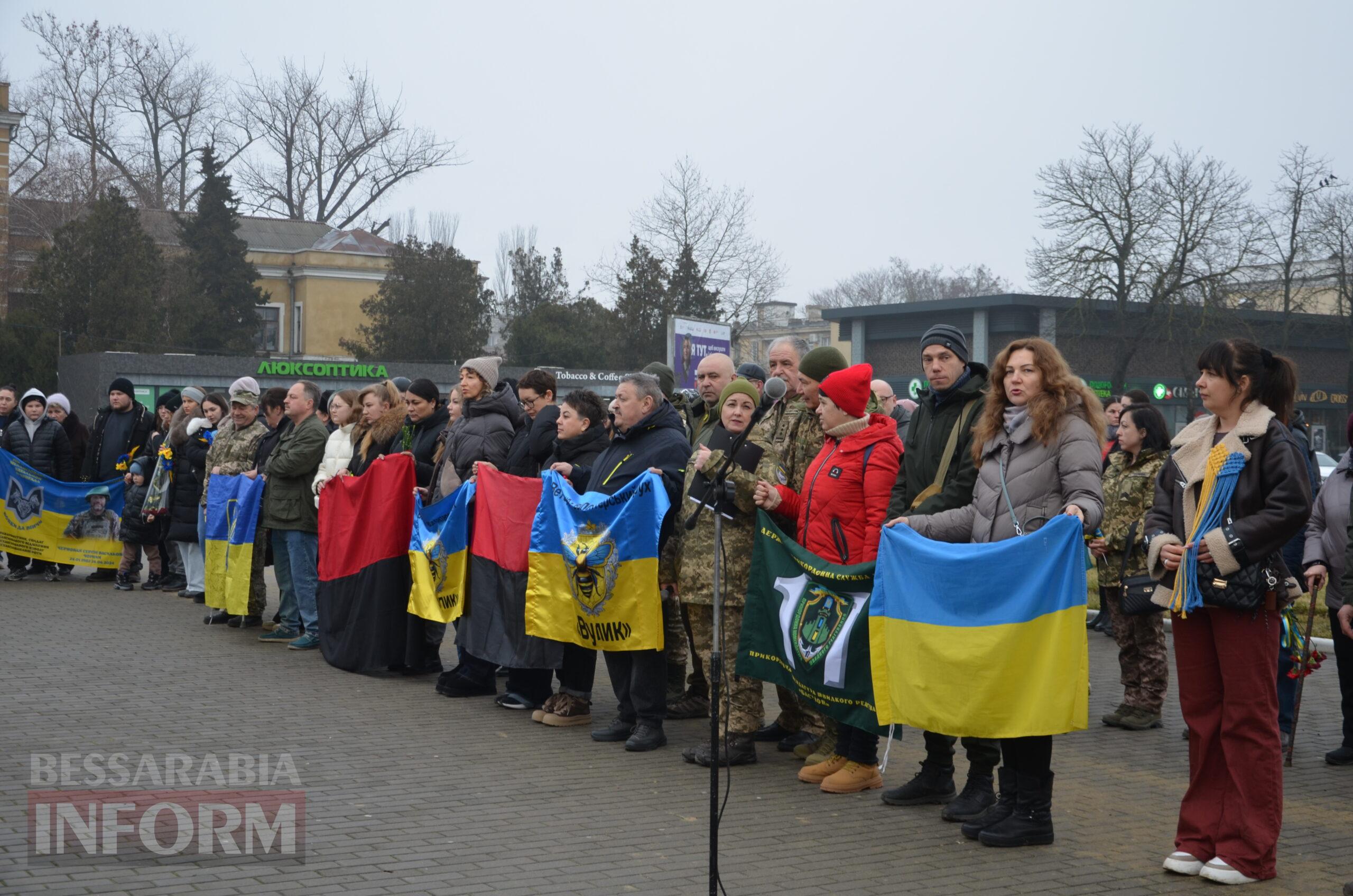 На центральній площі Ізмаїла встановили бойові прапори бригад, в складі яких захищали рідну землю полеглі захисники міста