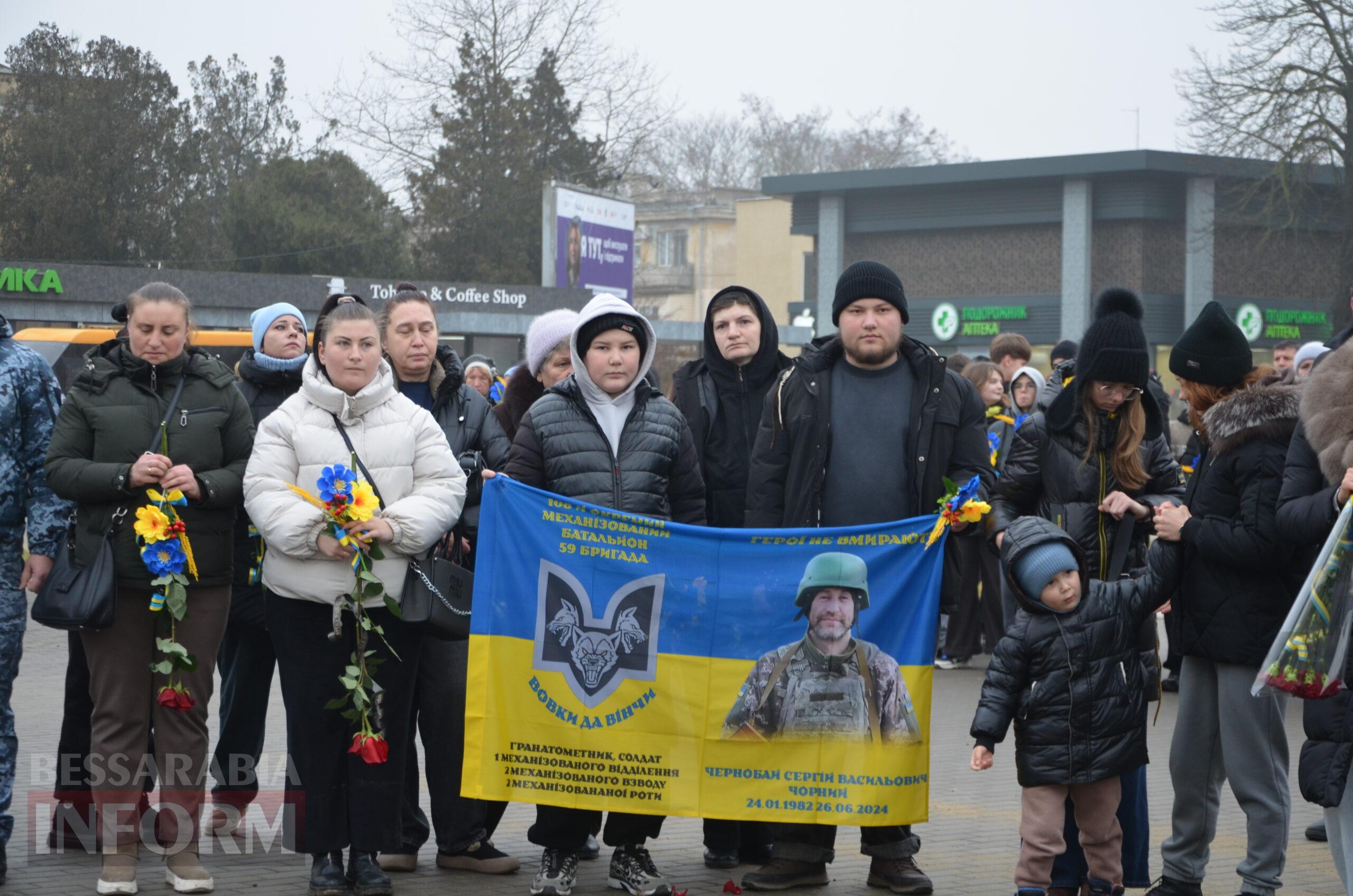 На центральній площі Ізмаїла встановили бойові прапори бригад, в складі яких захищали рідну землю полеглі захисники міста
