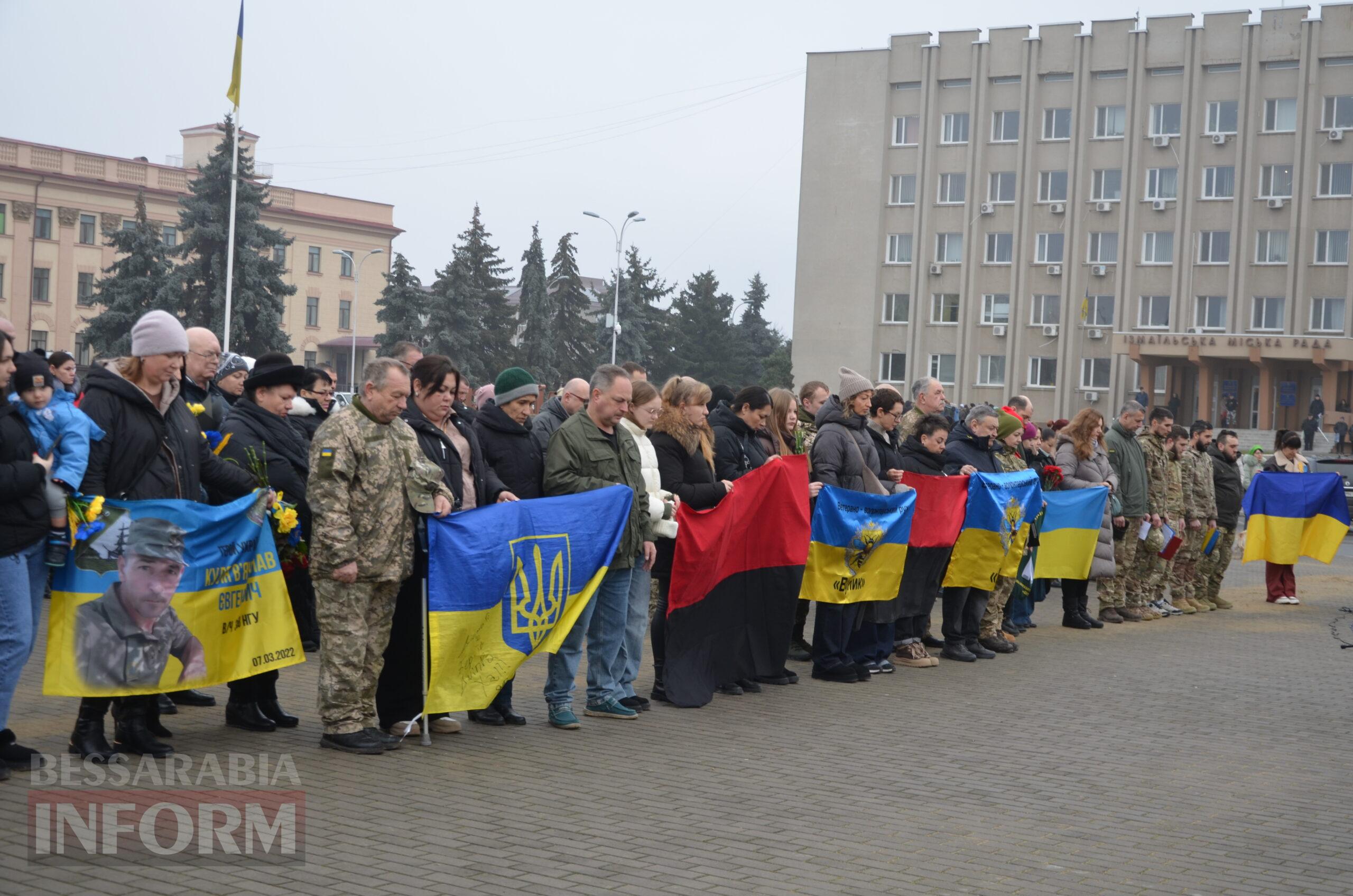 На центральній площі Ізмаїла встановили бойові прапори бригад, в складі яких захищали рідну землю полеглі захисники міста