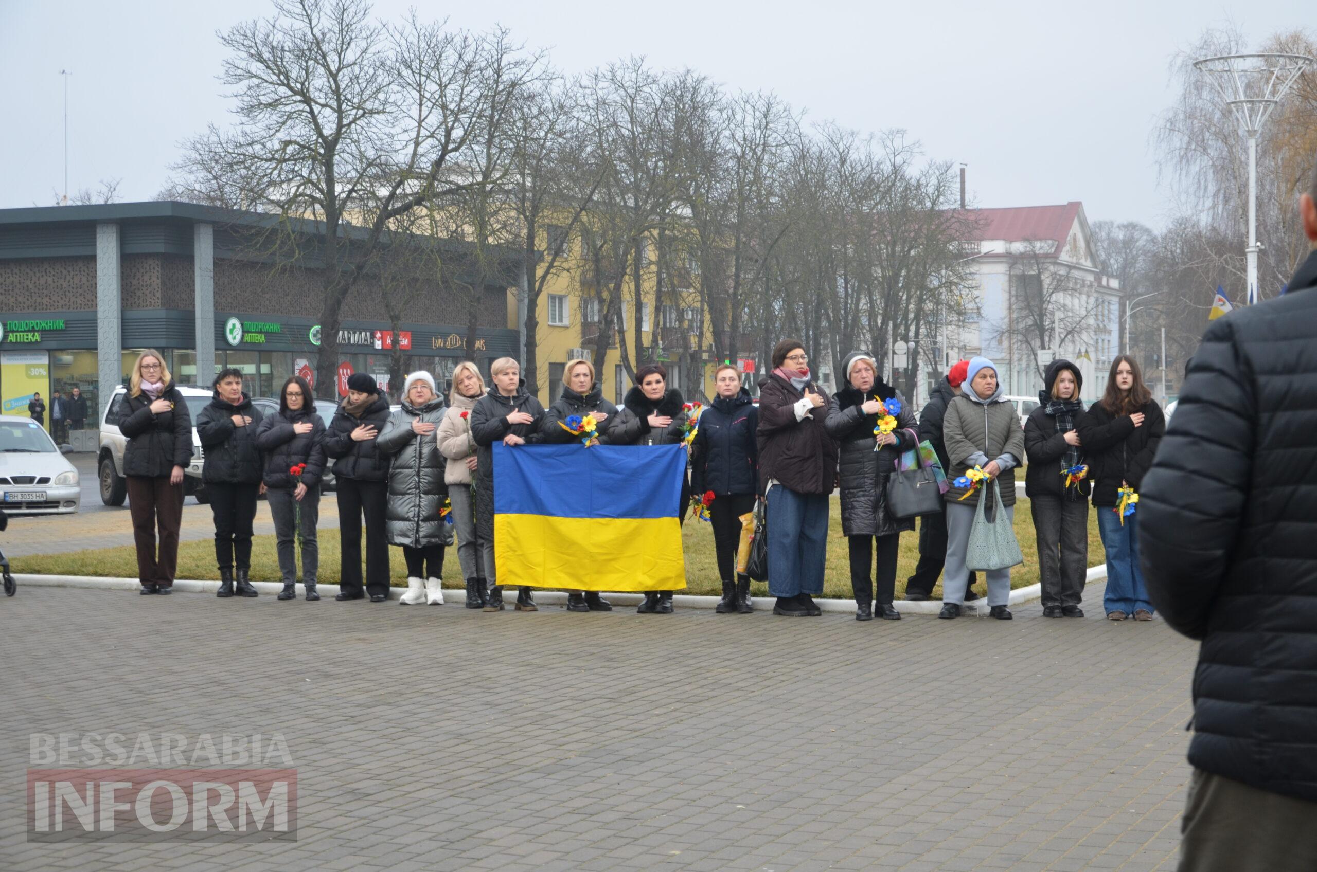 На центральній площі Ізмаїла встановили бойові прапори бригад, в складі яких захищали рідну землю полеглі захисники міста