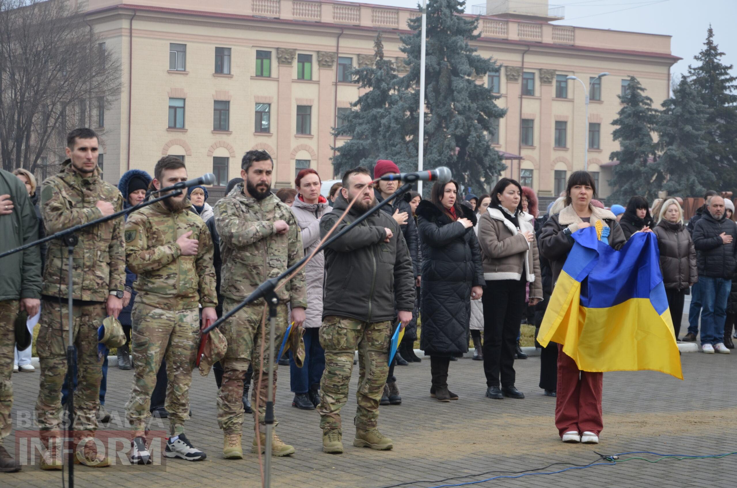 На центральній площі Ізмаїла встановили бойові прапори бригад, в складі яких захищали рідну землю полеглі захисники міста