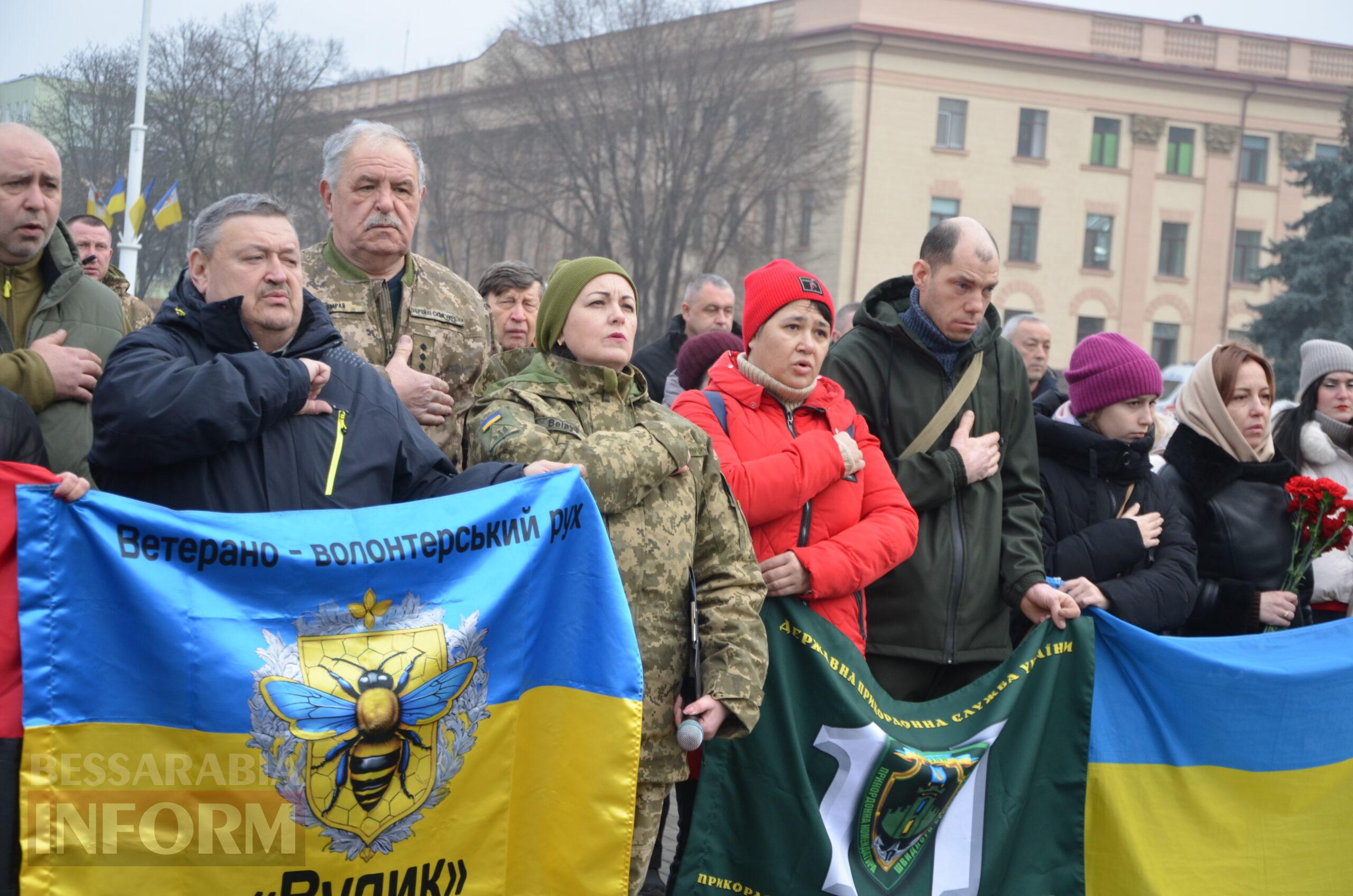 На центральній площі Ізмаїла встановили бойові прапори бригад, в складі яких захищали рідну землю полеглі захисники міста