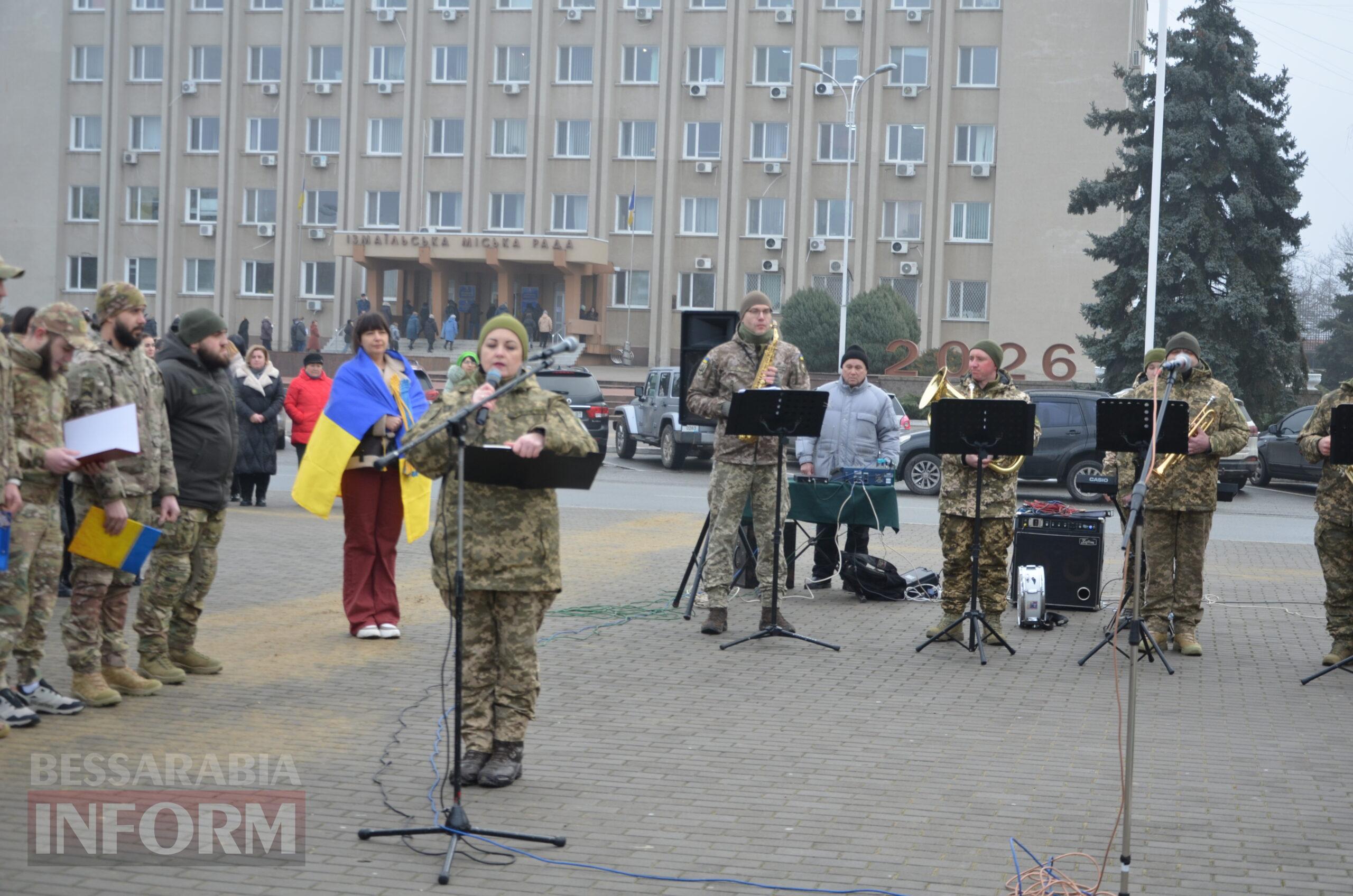 На центральній площі Ізмаїла встановили бойові прапори бригад, в складі яких захищали рідну землю полеглі захисники міста