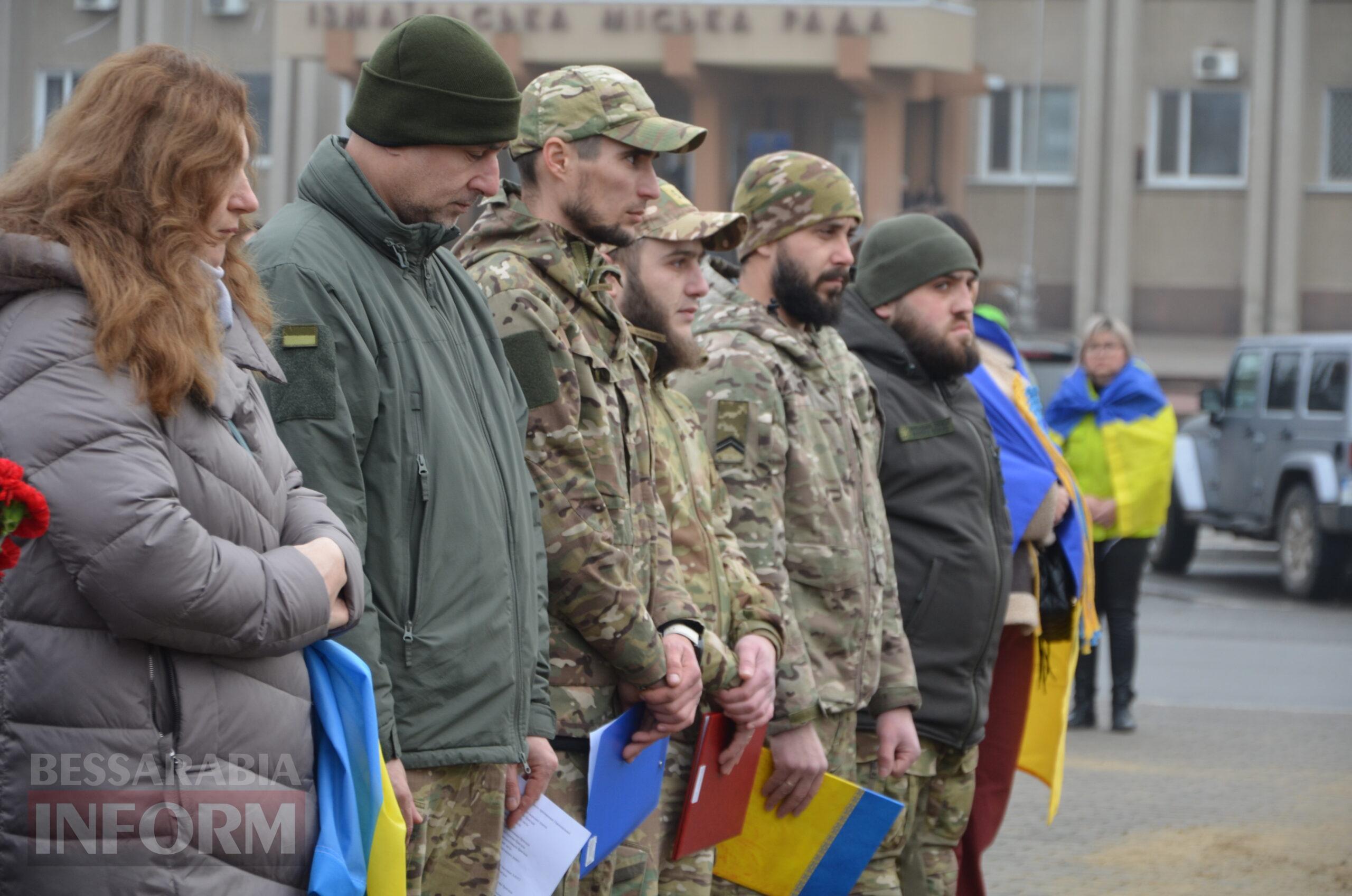 На центральній площі Ізмаїла встановили бойові прапори бригад, в складі яких захищали рідну землю полеглі захисники міста