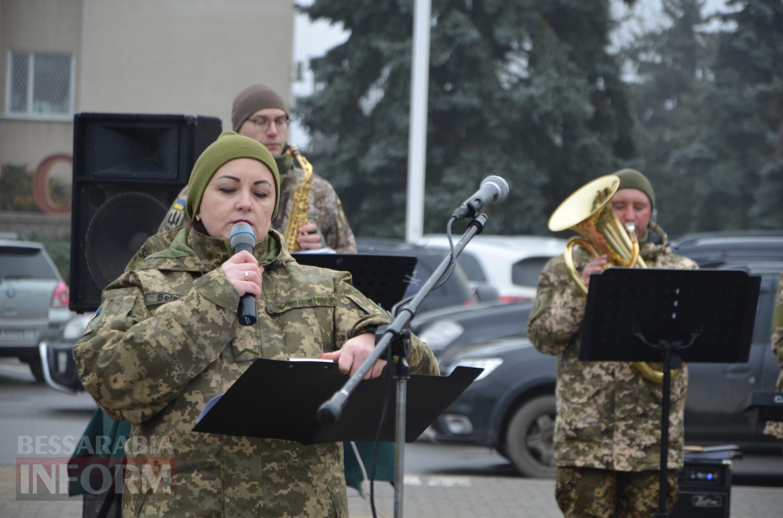 На центральній площі Ізмаїла встановили бойові прапори бригад, в складі яких захищали рідну землю полеглі захисники міста