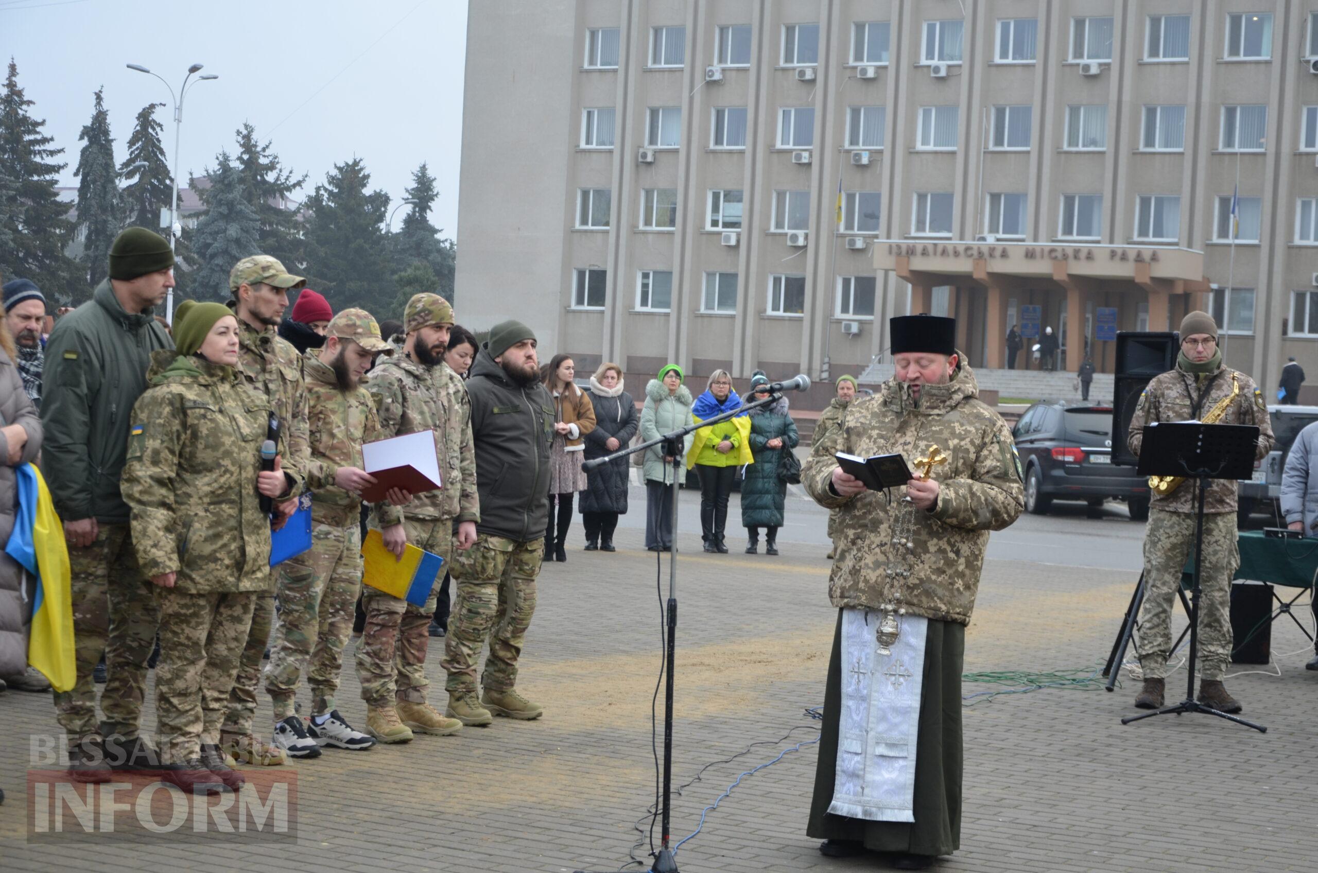 На центральній площі Ізмаїла встановили бойові прапори бригад, в складі яких захищали рідну землю полеглі захисники міста