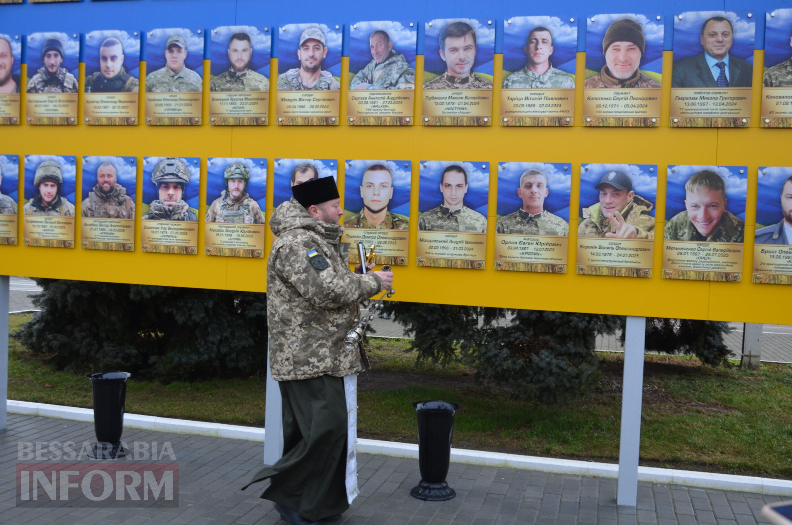 На центральній площі Ізмаїла встановили бойові прапори бригад, в складі яких захищали рідну землю полеглі захисники міста