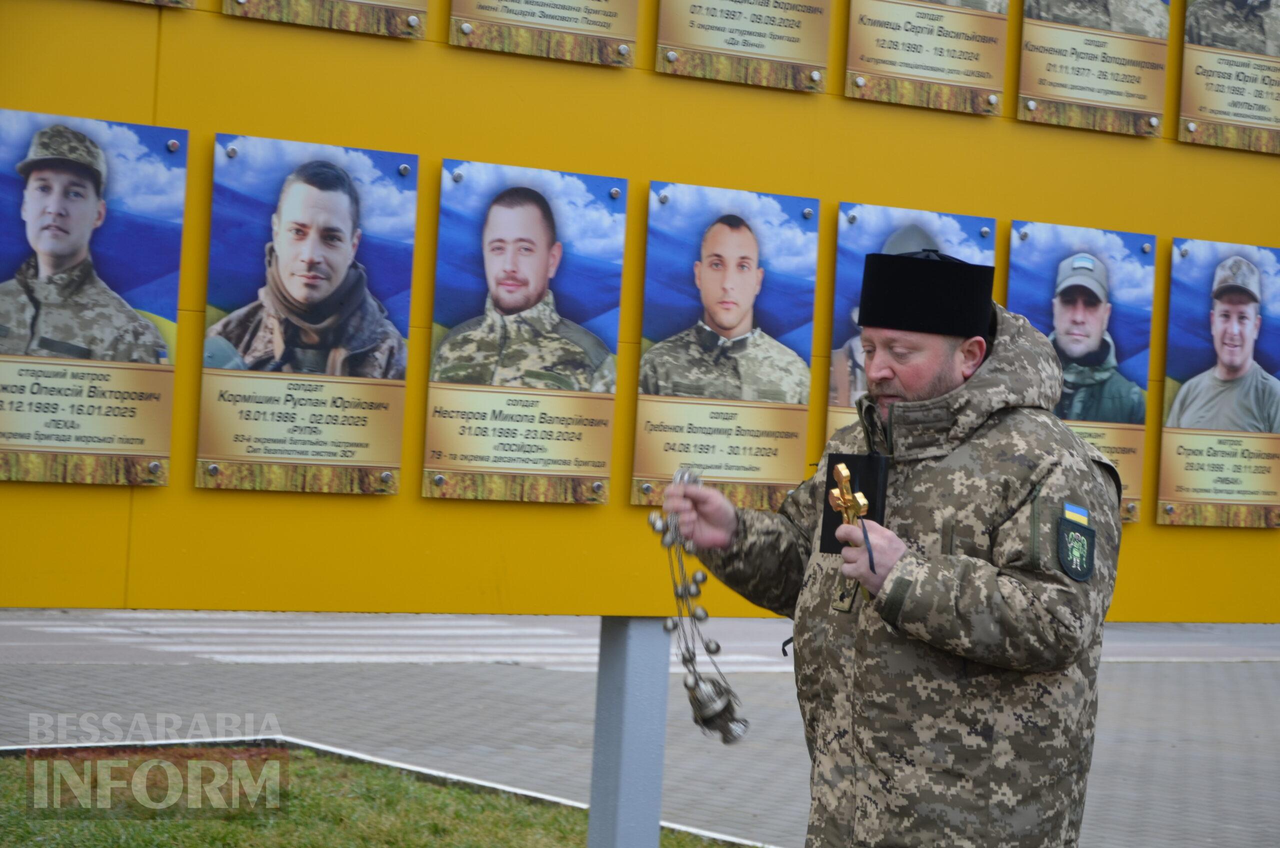 На центральній площі Ізмаїла встановили бойові прапори бригад, в складі яких захищали рідну землю полеглі захисники міста