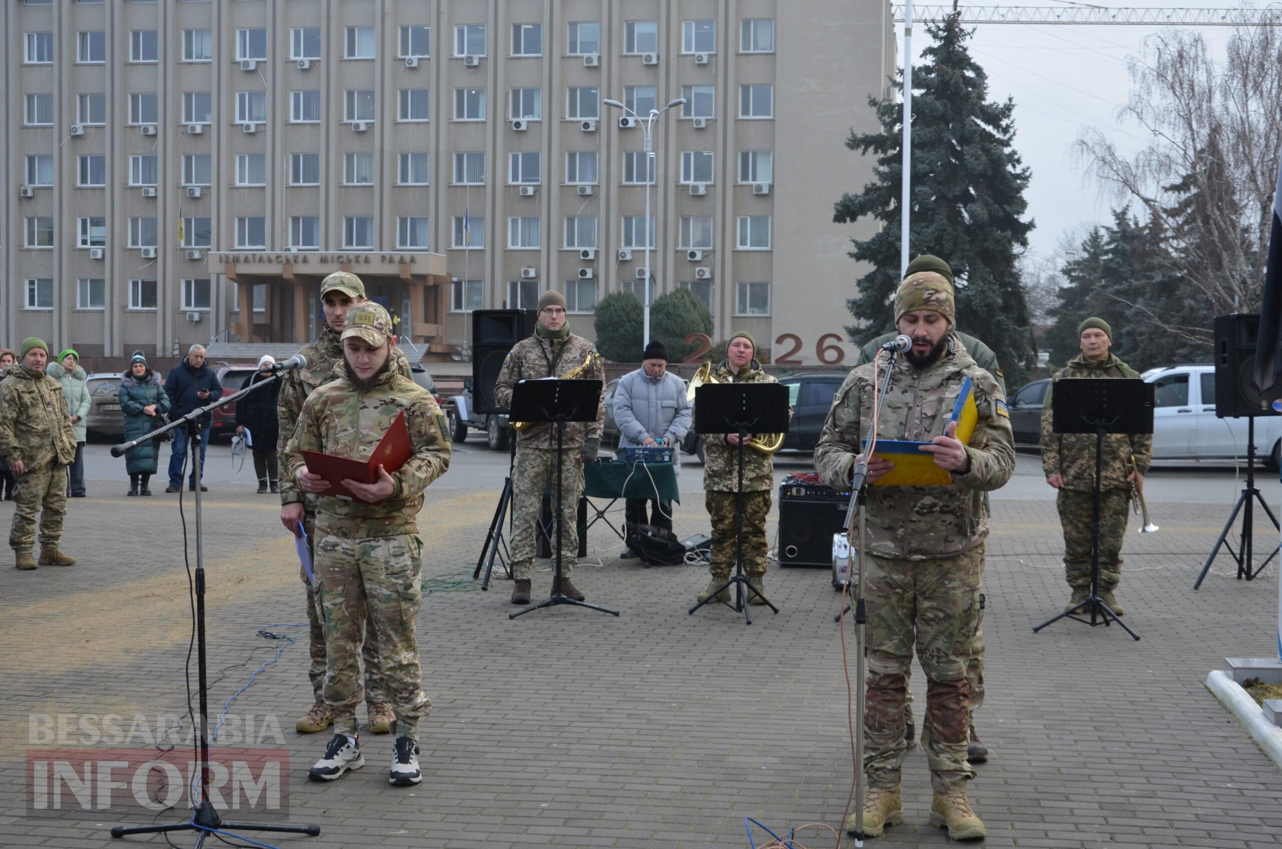 На центральній площі Ізмаїла встановили бойові прапори бригад, в складі яких захищали рідну землю полеглі захисники міста