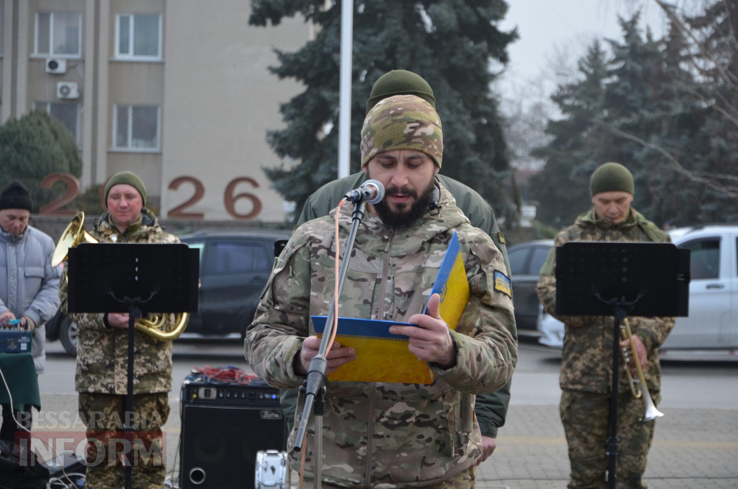 На центральній площі Ізмаїла встановили бойові прапори бригад, в складі яких захищали рідну землю полеглі захисники міста