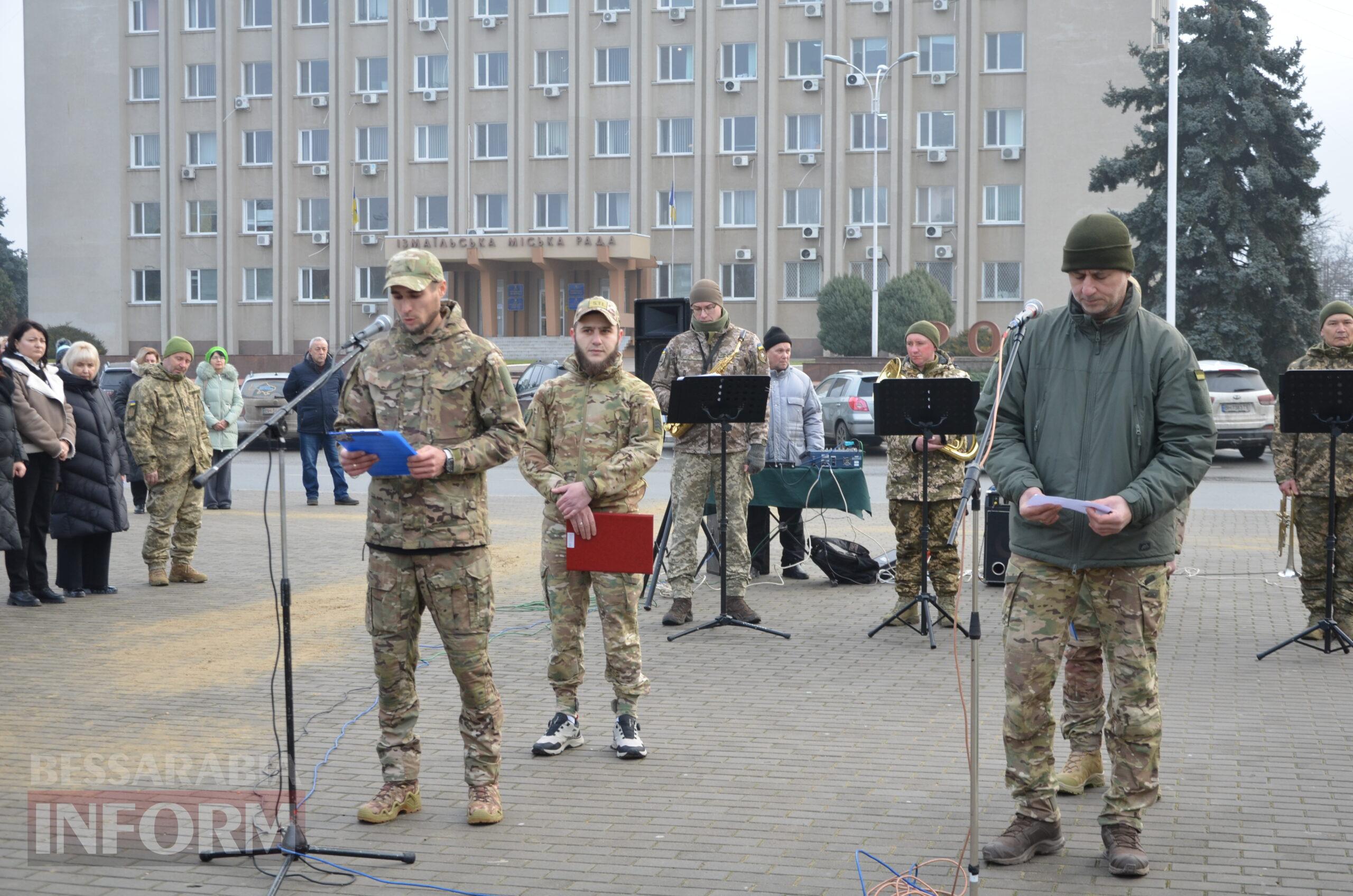 На центральній площі Ізмаїла встановили бойові прапори бригад, в складі яких захищали рідну землю полеглі захисники міста