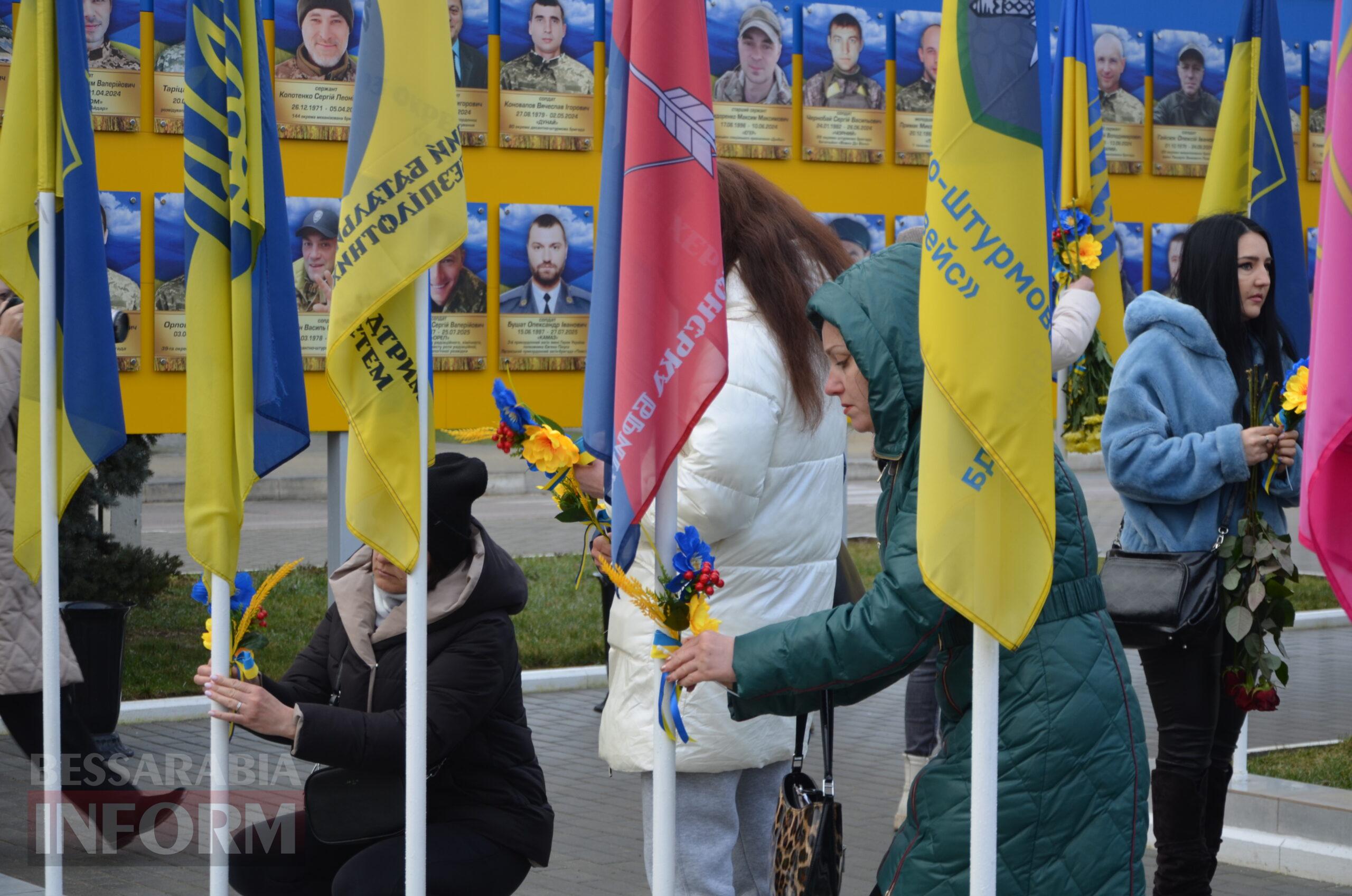 На центральній площі Ізмаїла встановили бойові прапори бригад, в складі яких захищали рідну землю полеглі захисники міста