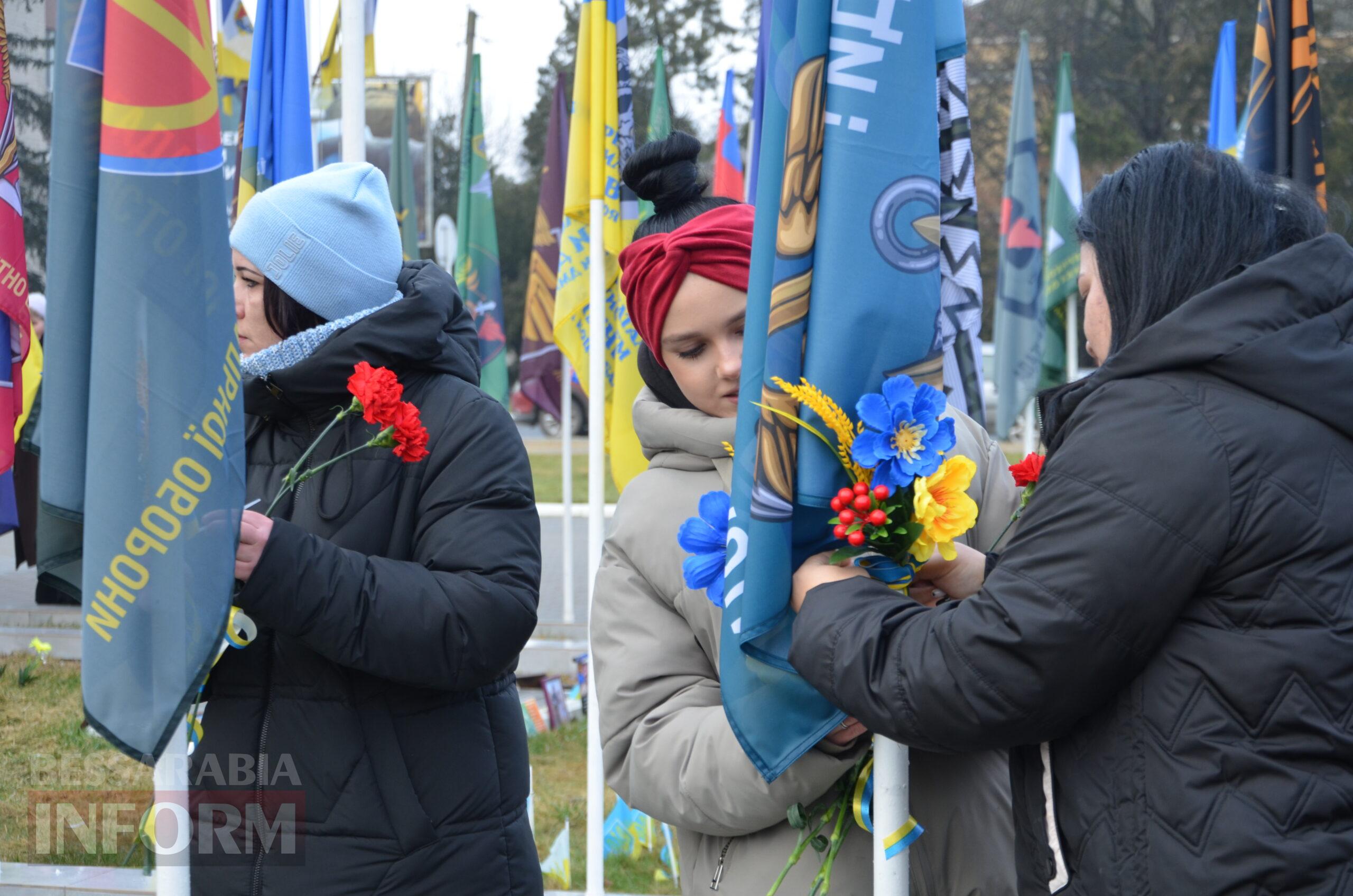 На центральній площі Ізмаїла встановили бойові прапори бригад, в складі яких захищали рідну землю полеглі захисники міста