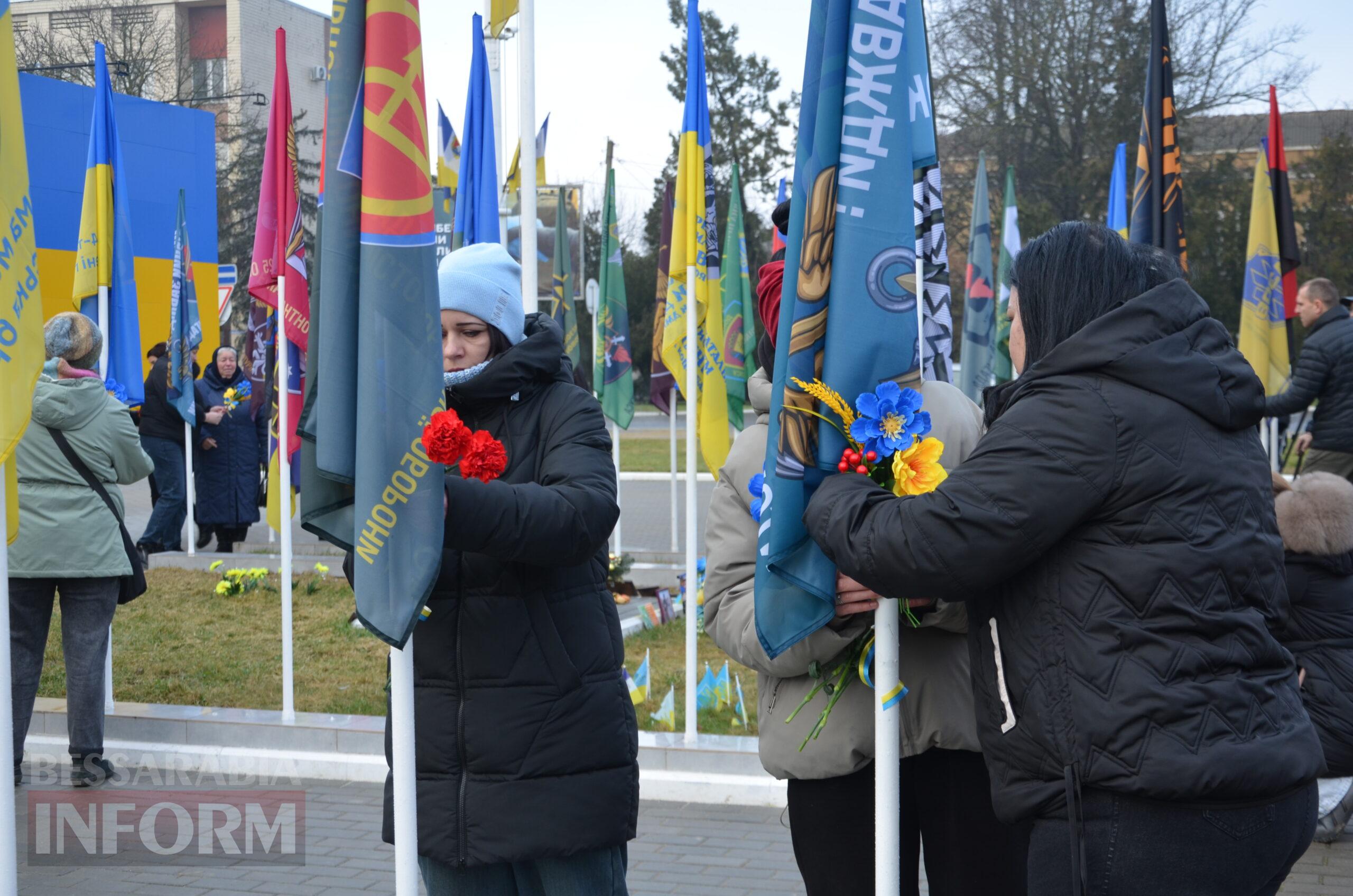 На центральній площі Ізмаїла встановили бойові прапори бригад, в складі яких захищали рідну землю полеглі захисники міста