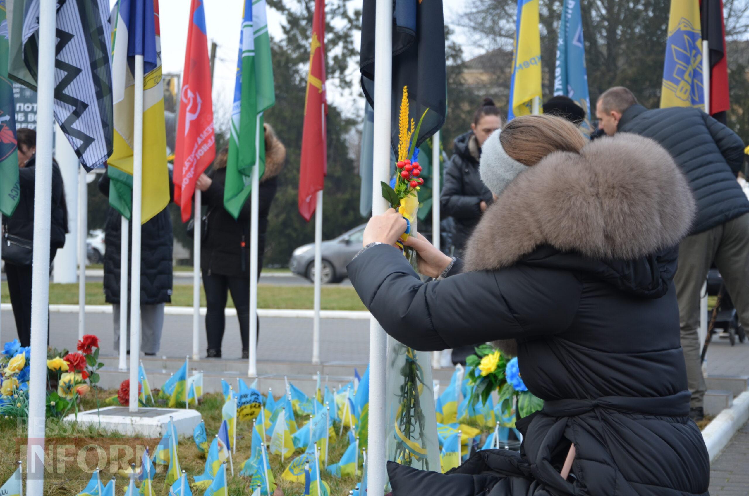 На центральній площі Ізмаїла встановили бойові прапори бригад, в складі яких захищали рідну землю полеглі захисники міста