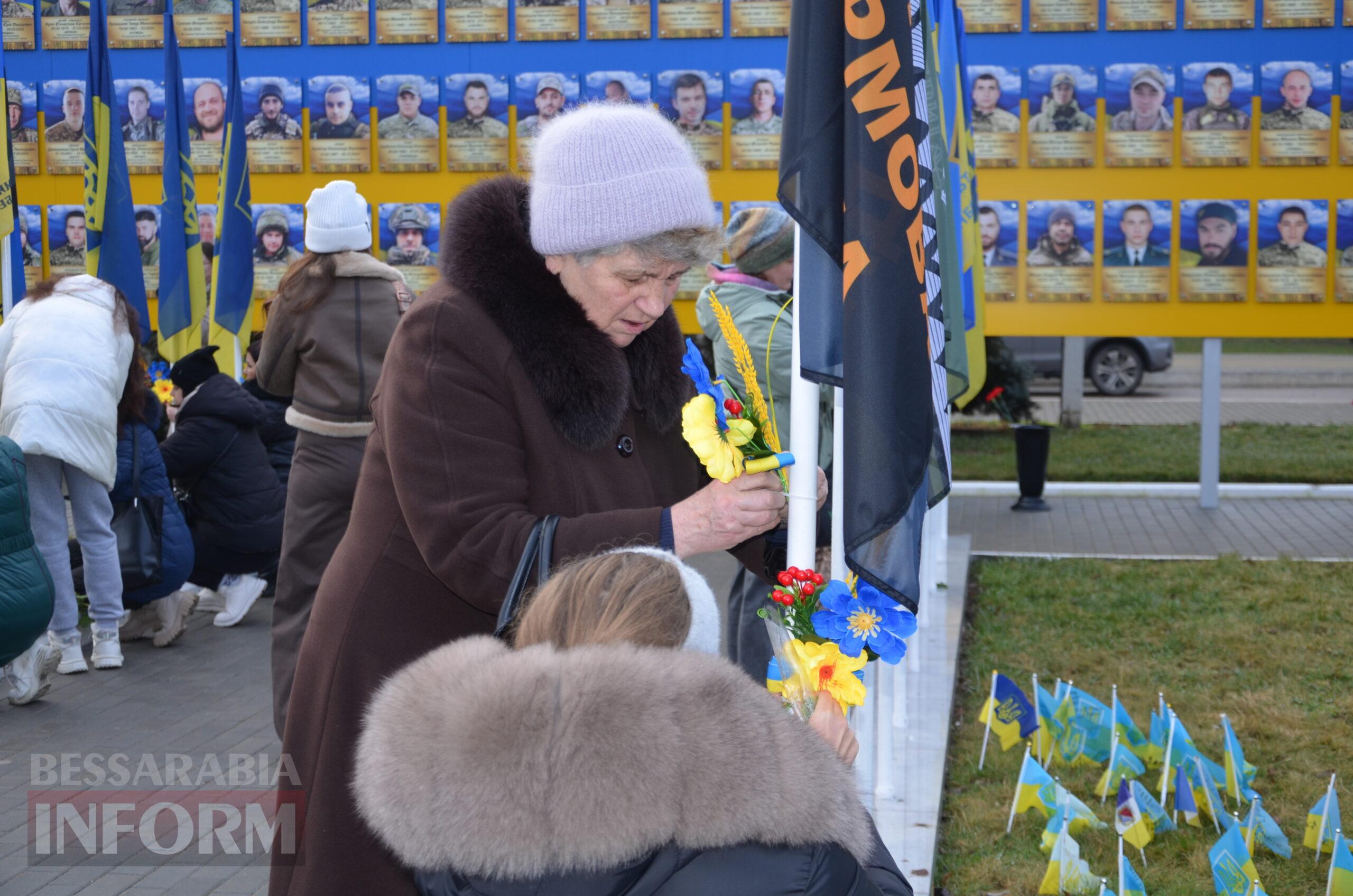 На центральній площі Ізмаїла встановили бойові прапори бригад, в складі яких захищали рідну землю полеглі захисники міста