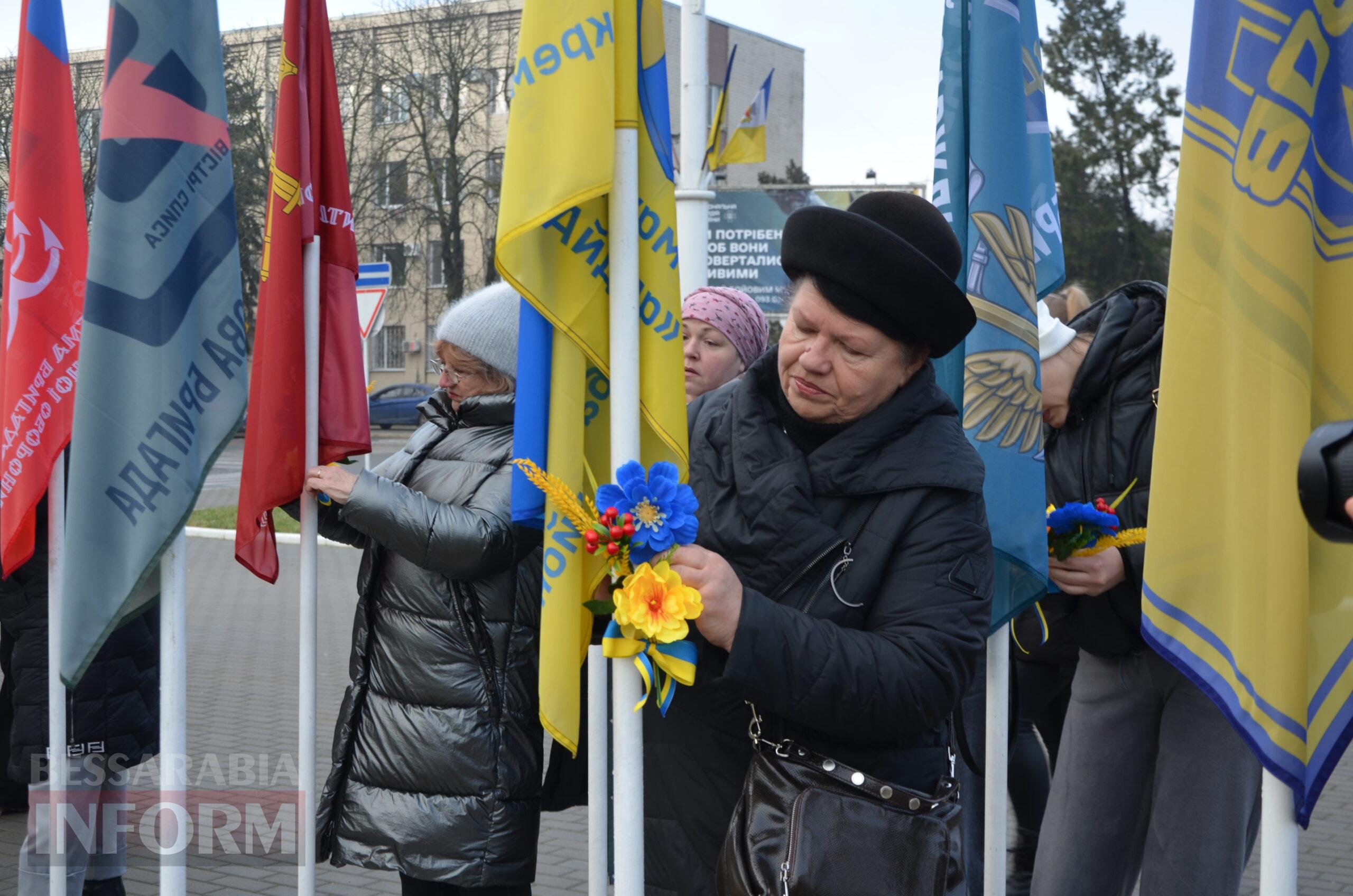На центральній площі Ізмаїла встановили бойові прапори бригад, в складі яких захищали рідну землю полеглі захисники міста