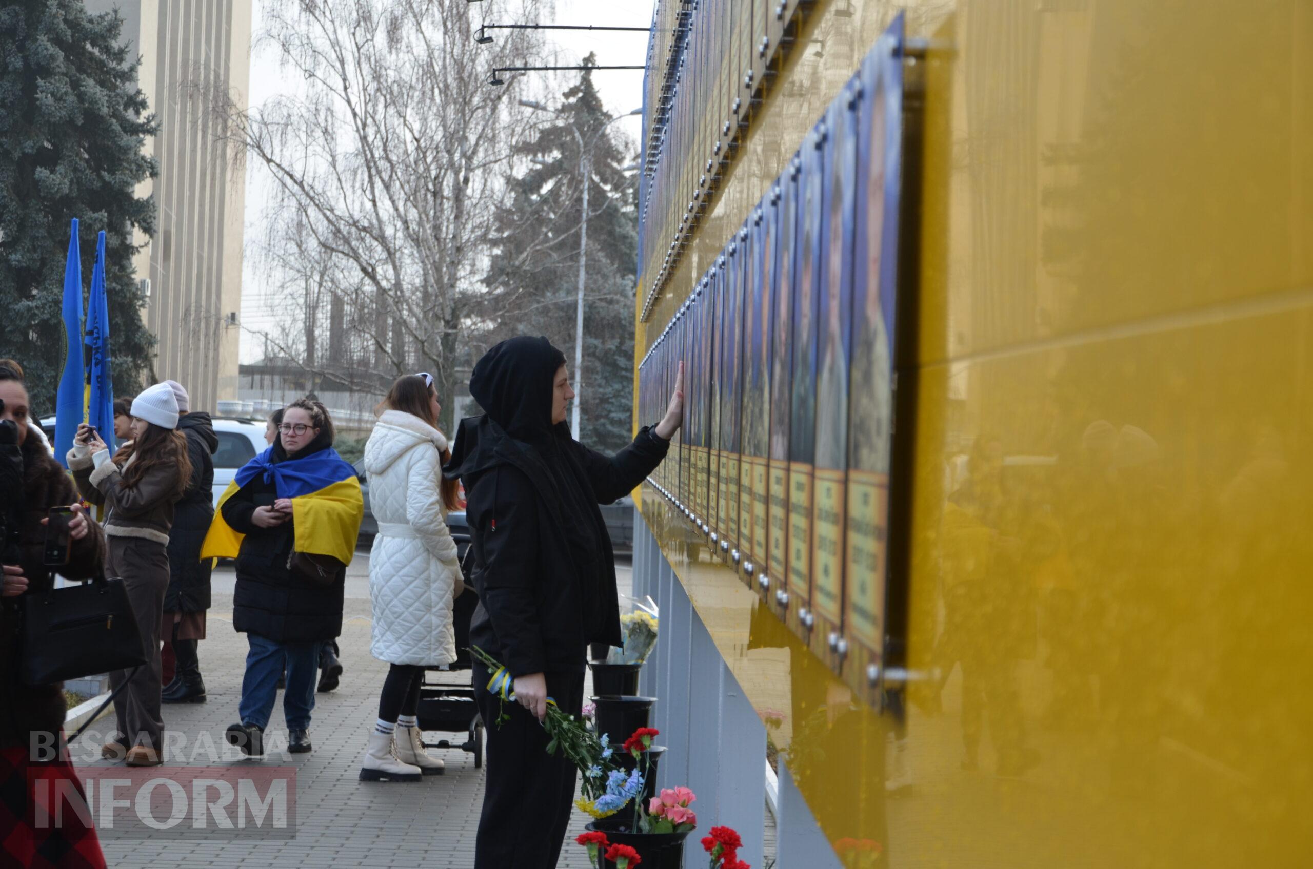 На центральній площі Ізмаїла встановили бойові прапори бригад, в складі яких захищали рідну землю полеглі захисники міста