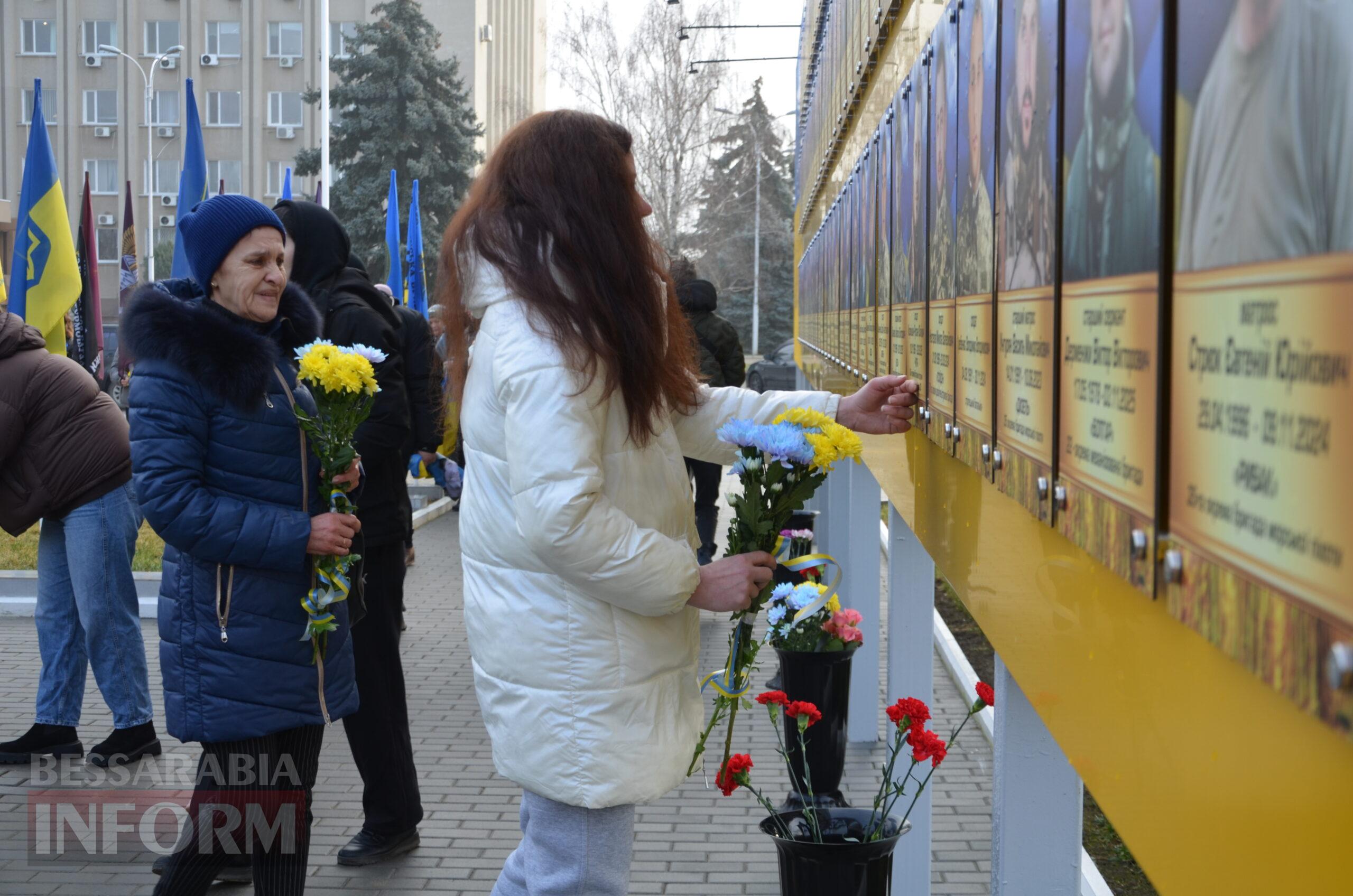 На центральній площі Ізмаїла встановили бойові прапори бригад, в складі яких захищали рідну землю полеглі захисники міста