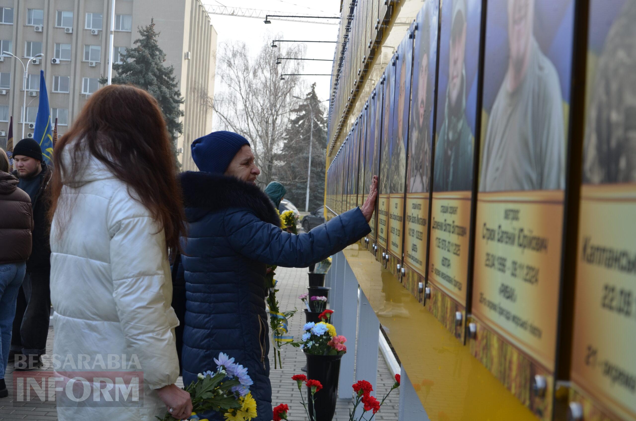 На центральній площі Ізмаїла встановили бойові прапори бригад, в складі яких захищали рідну землю полеглі захисники міста