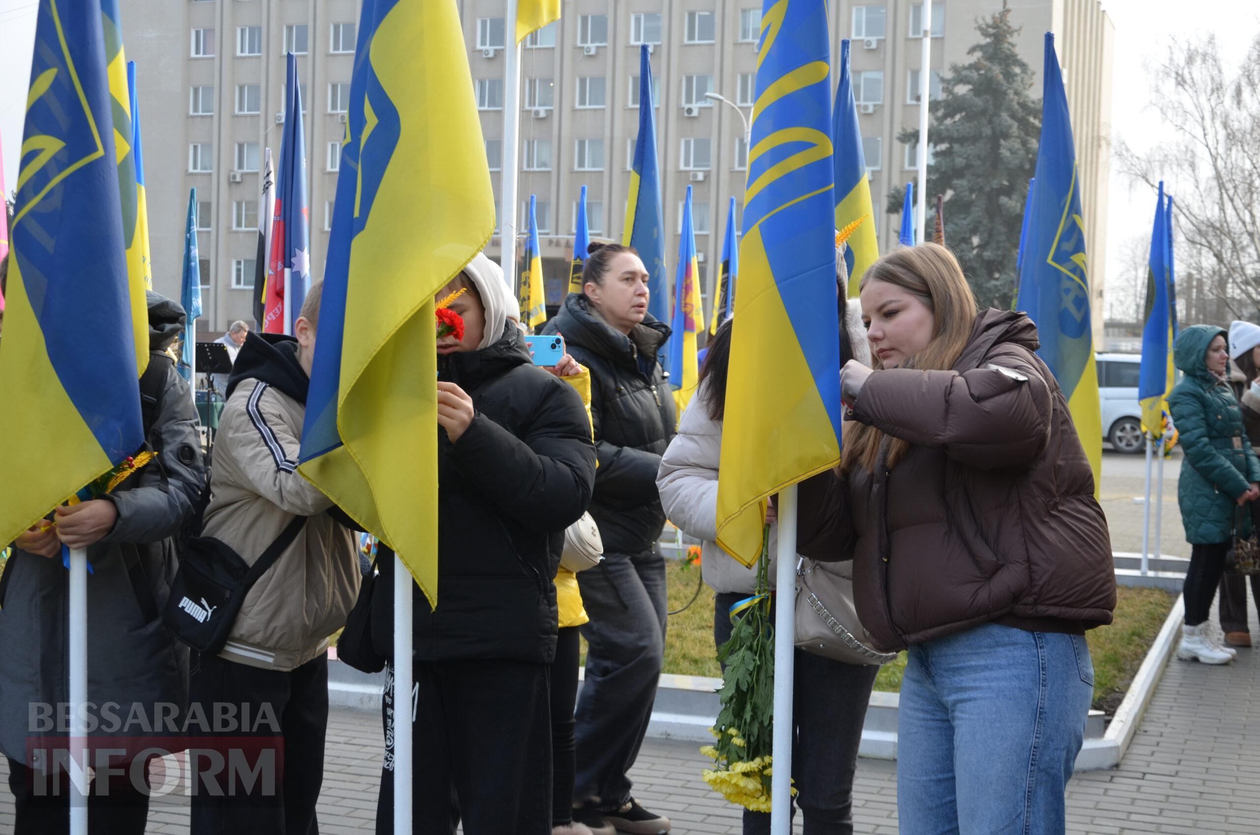 На центральній площі Ізмаїла встановили бойові прапори бригад, в складі яких захищали рідну землю полеглі захисники міста