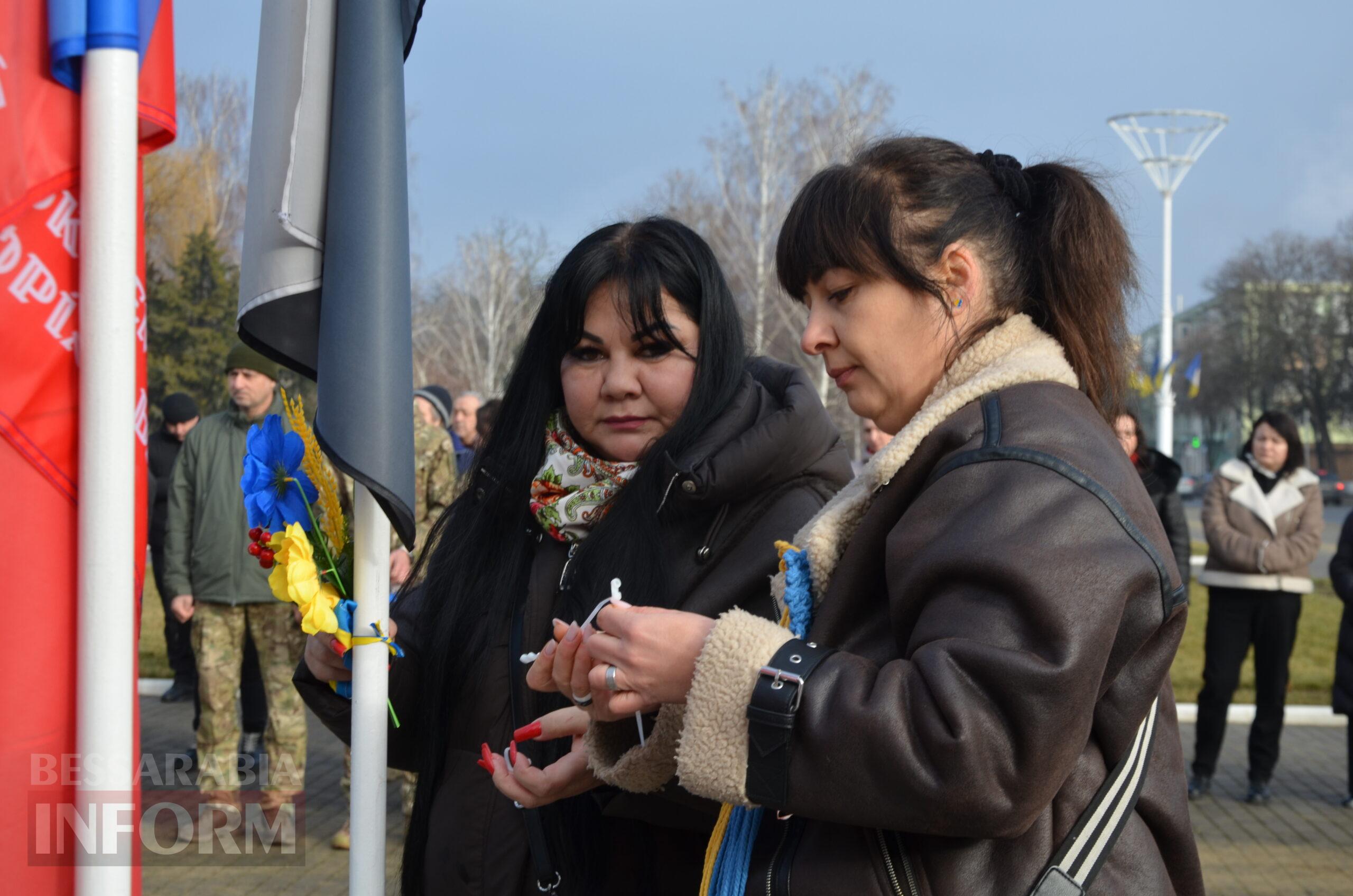 На центральній площі Ізмаїла встановили бойові прапори бригад, в складі яких захищали рідну землю полеглі захисники міста