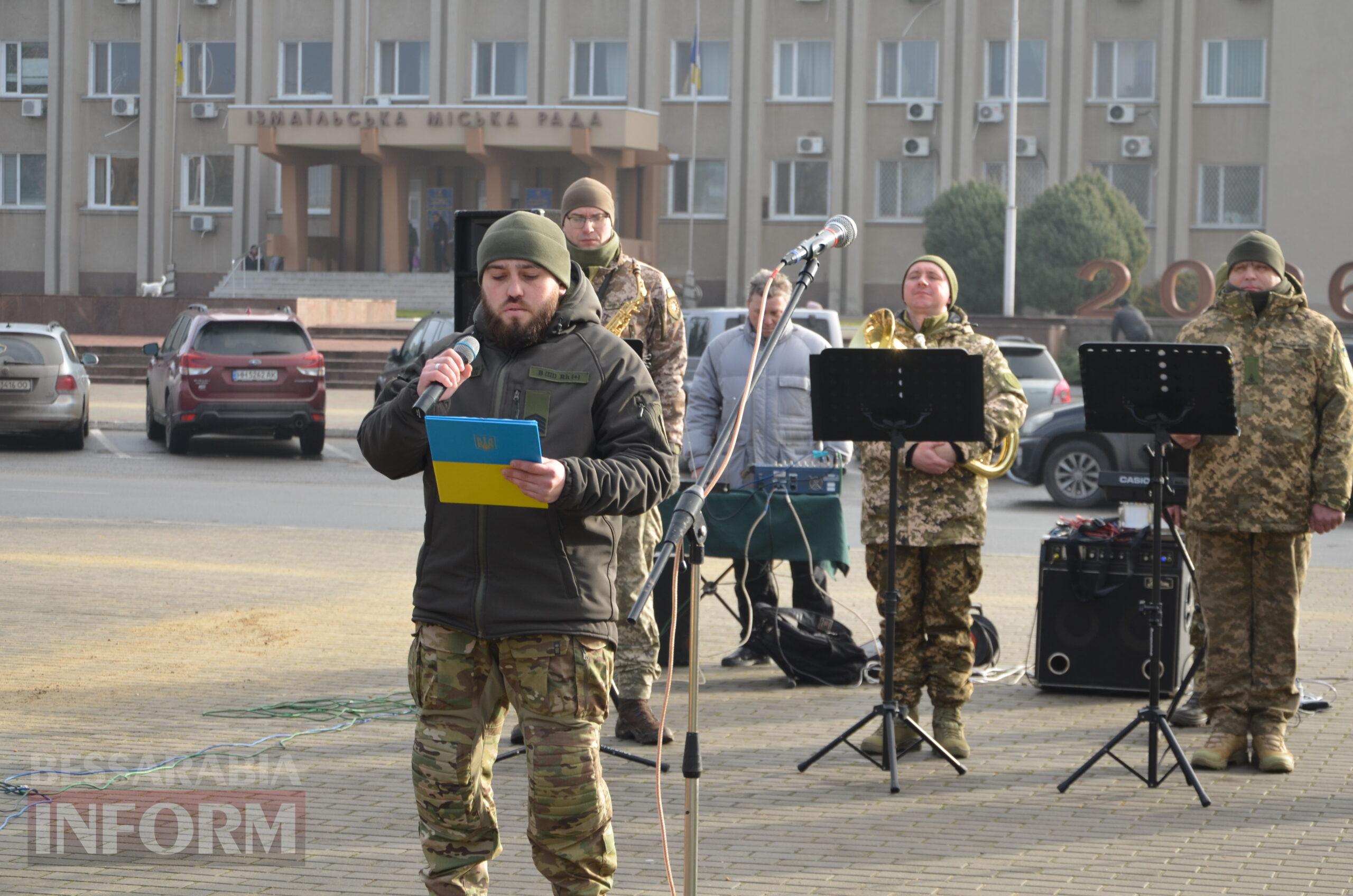 На центральній площі Ізмаїла встановили бойові прапори бригад, в складі яких захищали рідну землю полеглі захисники міста