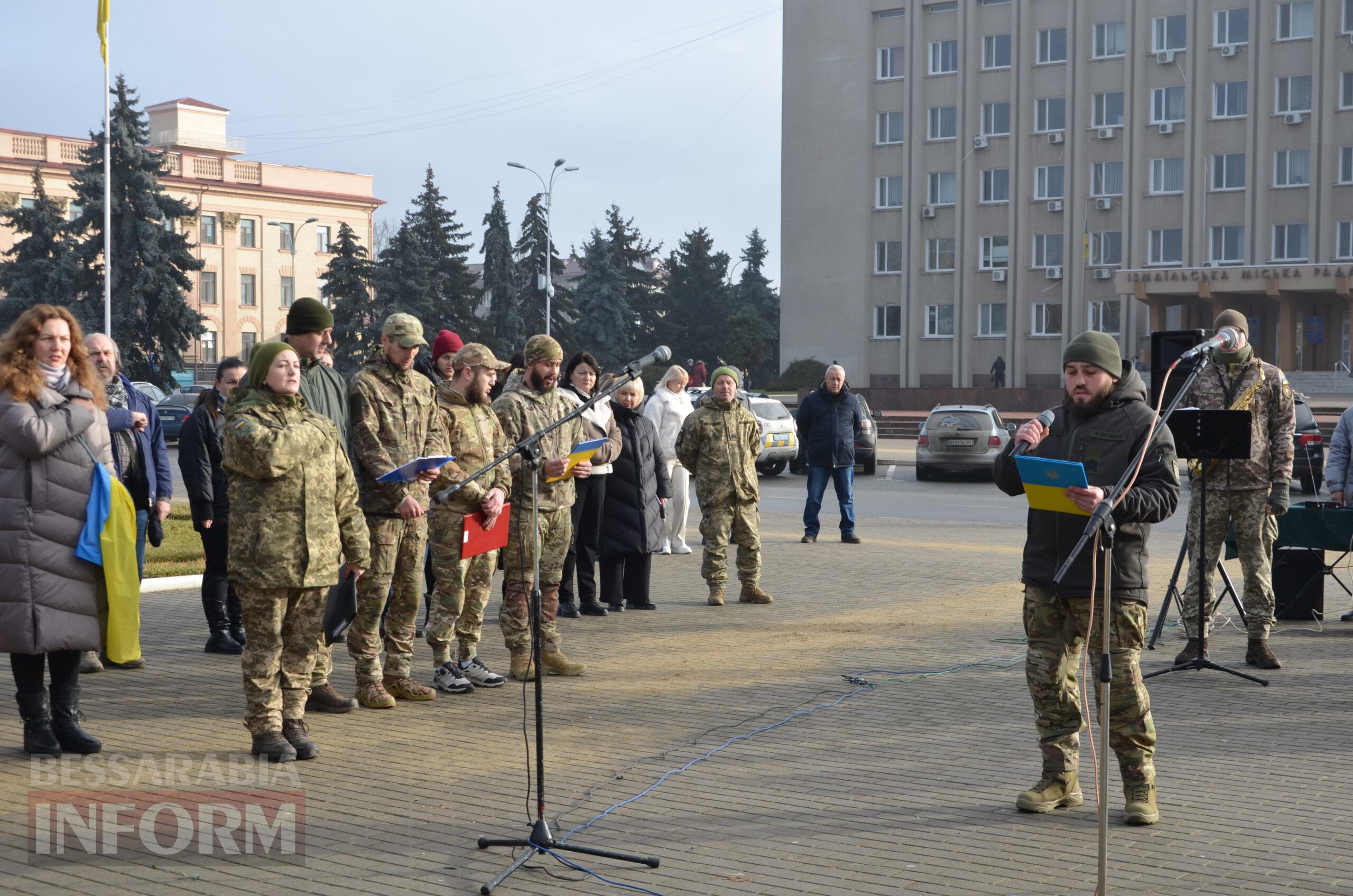 На центральній площі Ізмаїла встановили бойові прапори бригад, в складі яких захищали рідну землю полеглі захисники міста