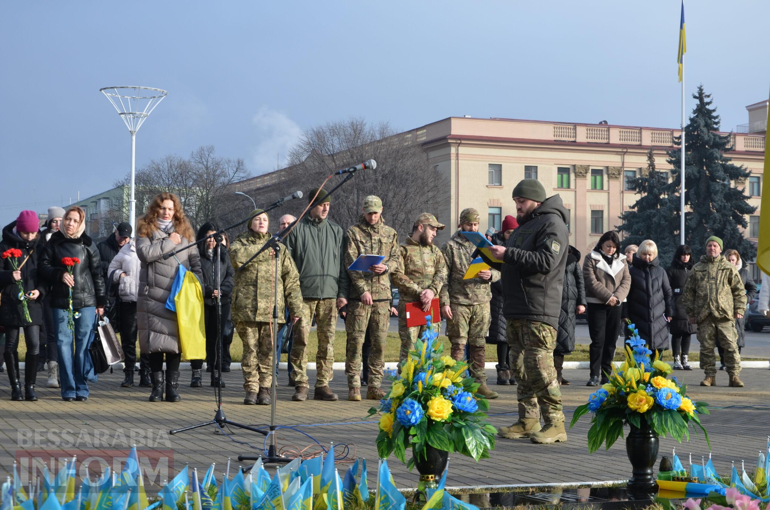 На центральній площі Ізмаїла встановили бойові прапори бригад, в складі яких захищали рідну землю полеглі захисники міста