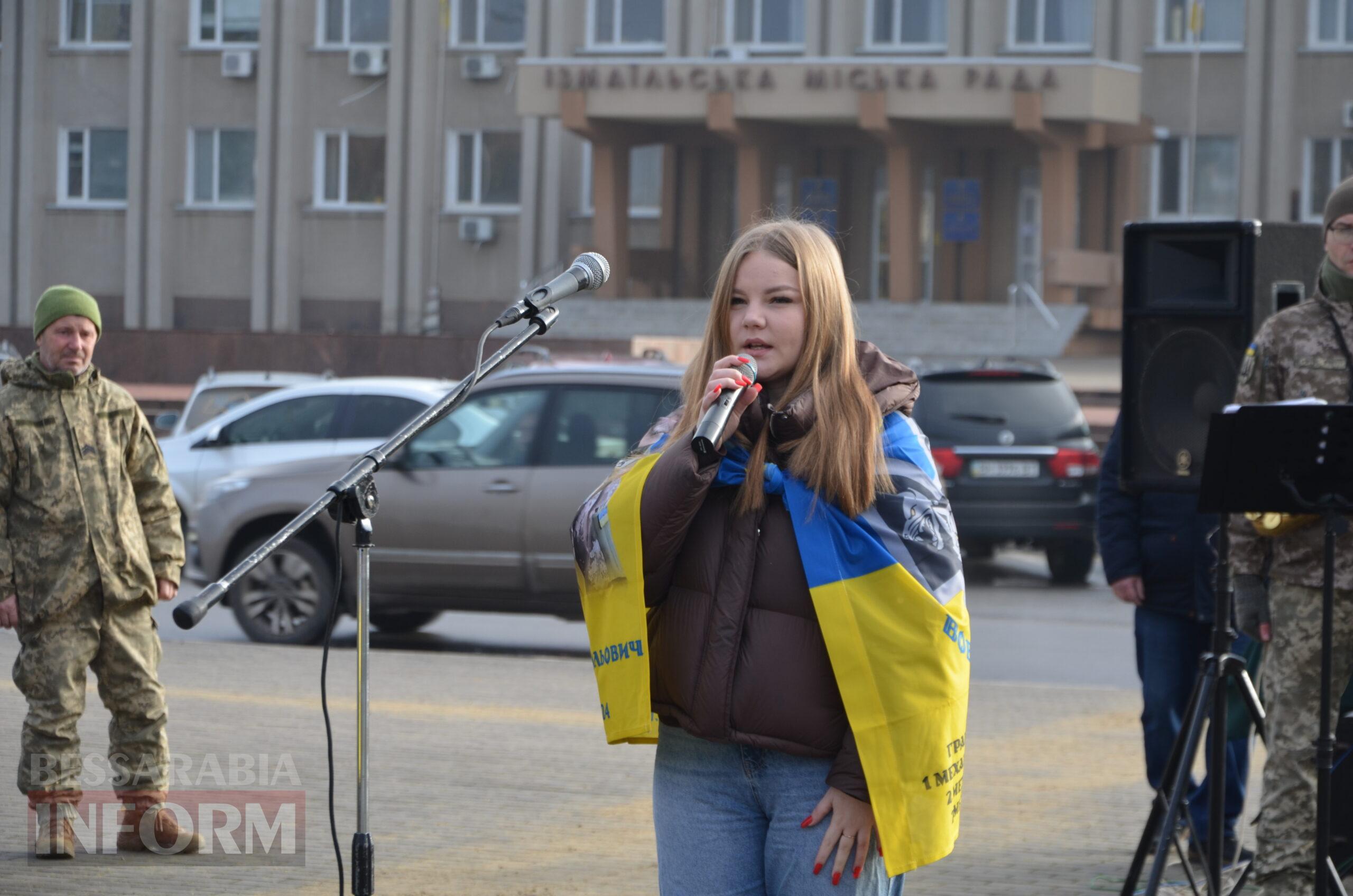 На центральній площі Ізмаїла встановили бойові прапори бригад, в складі яких захищали рідну землю полеглі захисники міста