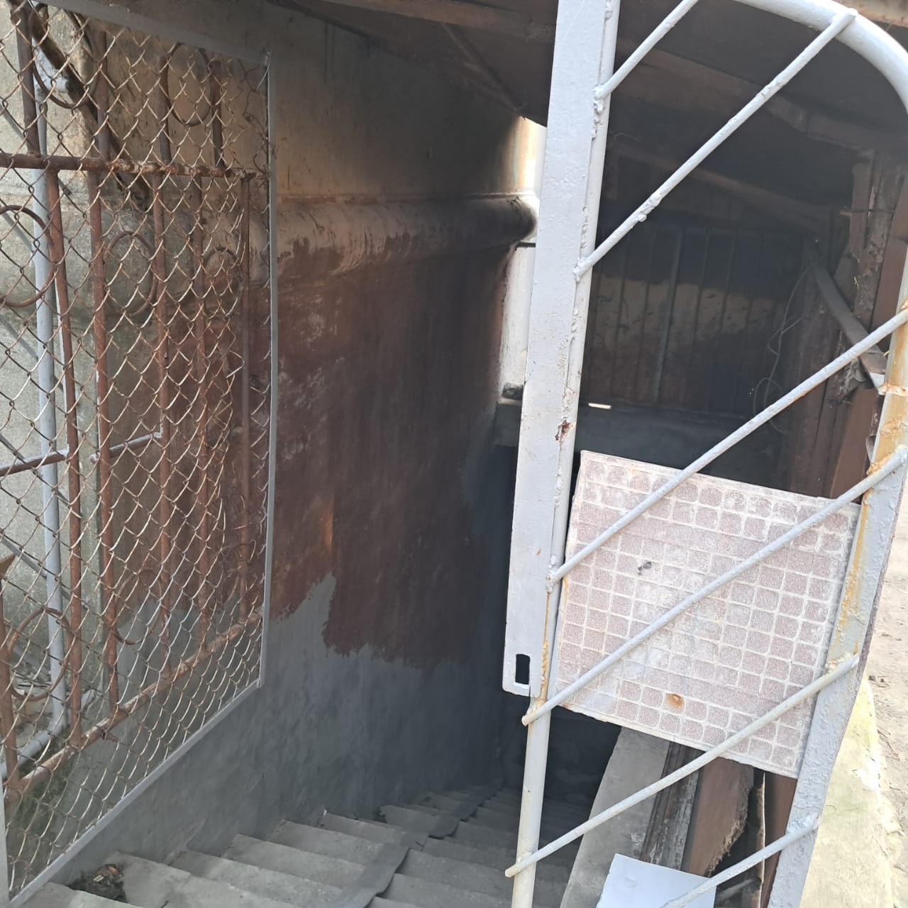 В Ізмаїлі в підвалі багатоповерхівки загорілося сміття: постраждав літній чоловік