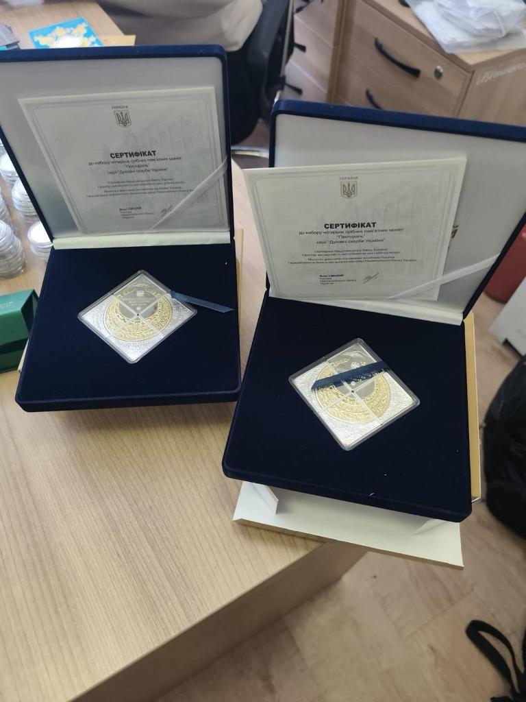 У ПП "Паланка" в українця та жителя Молдови виявили штампи та понад чотири сотні пам'ятних монет