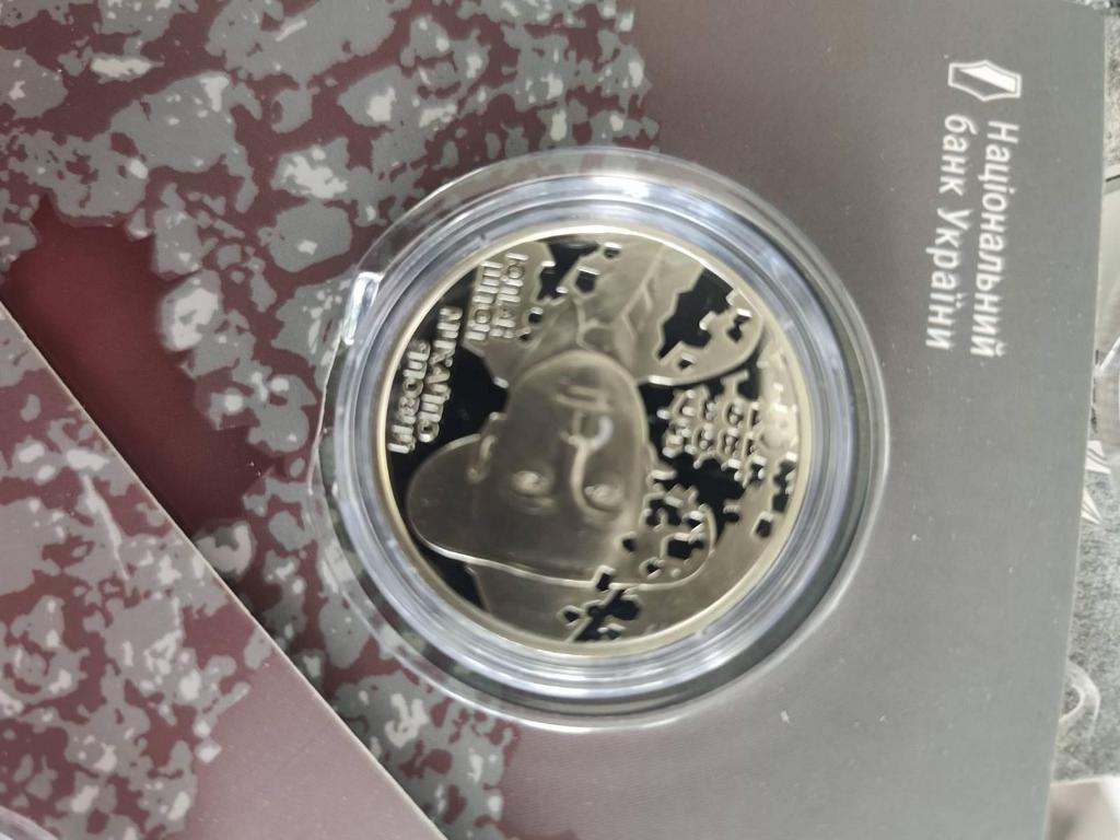 У ПП "Паланка" в українця та жителя Молдови виявили штампи та понад чотири сотні пам'ятних монет