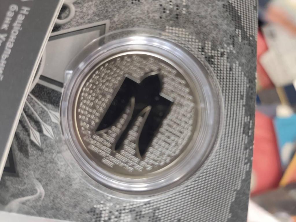 У ПП "Паланка" в українця та жителя Молдови виявили штампи та понад чотири сотні пам'ятних монет