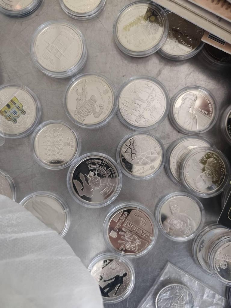 У ПП "Паланка" в українця та жителя Молдови виявили штампи та понад чотири сотні пам'ятних монет