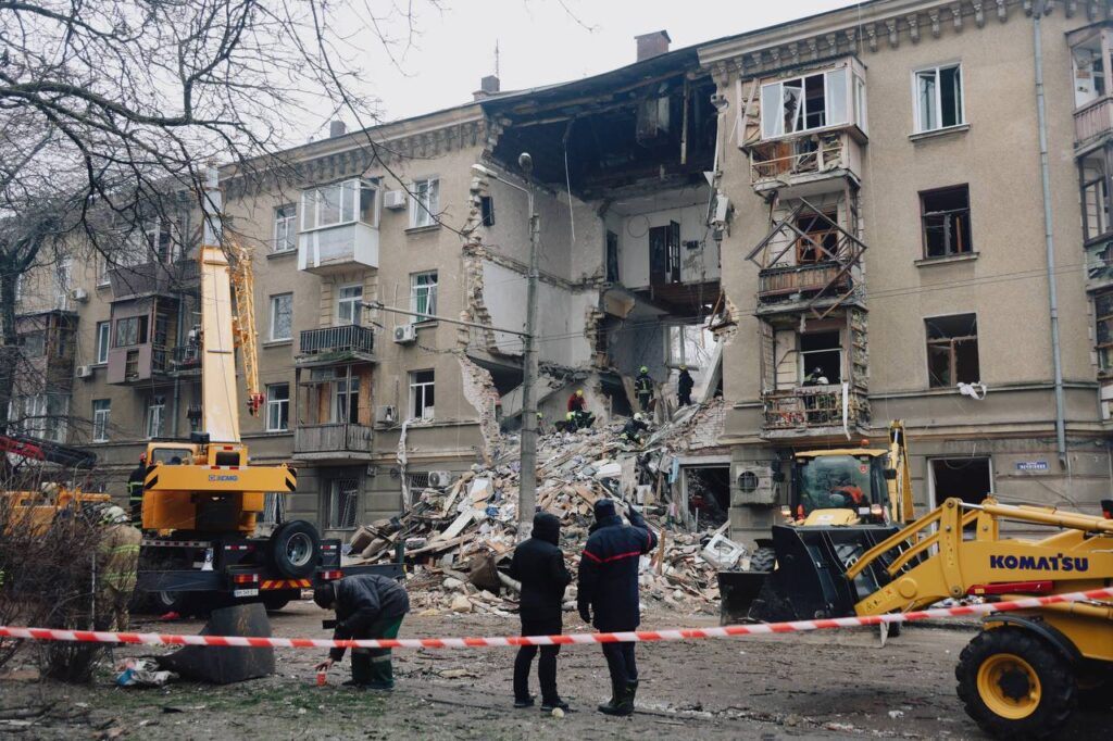 Під завалами багатоповерхівки в Одесі знайшли тіло чоловіка: пошукові роботи тривають