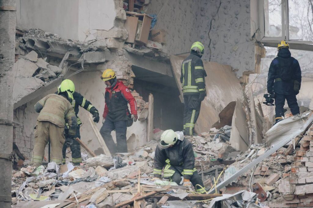 Під завалами багатоповерхівки в Одесі знайшли тіло чоловіка: пошукові роботи тривають