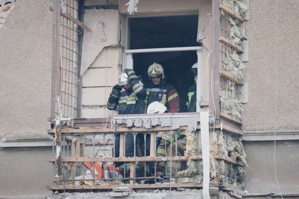 Під завалами багатоповерхівки в Одесі знайшли тіло чоловіка: пошукові роботи тривають