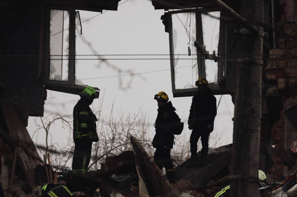 Під завалами багатоповерхівки в Одесі знайшли тіло чоловіка: пошукові роботи тривають
