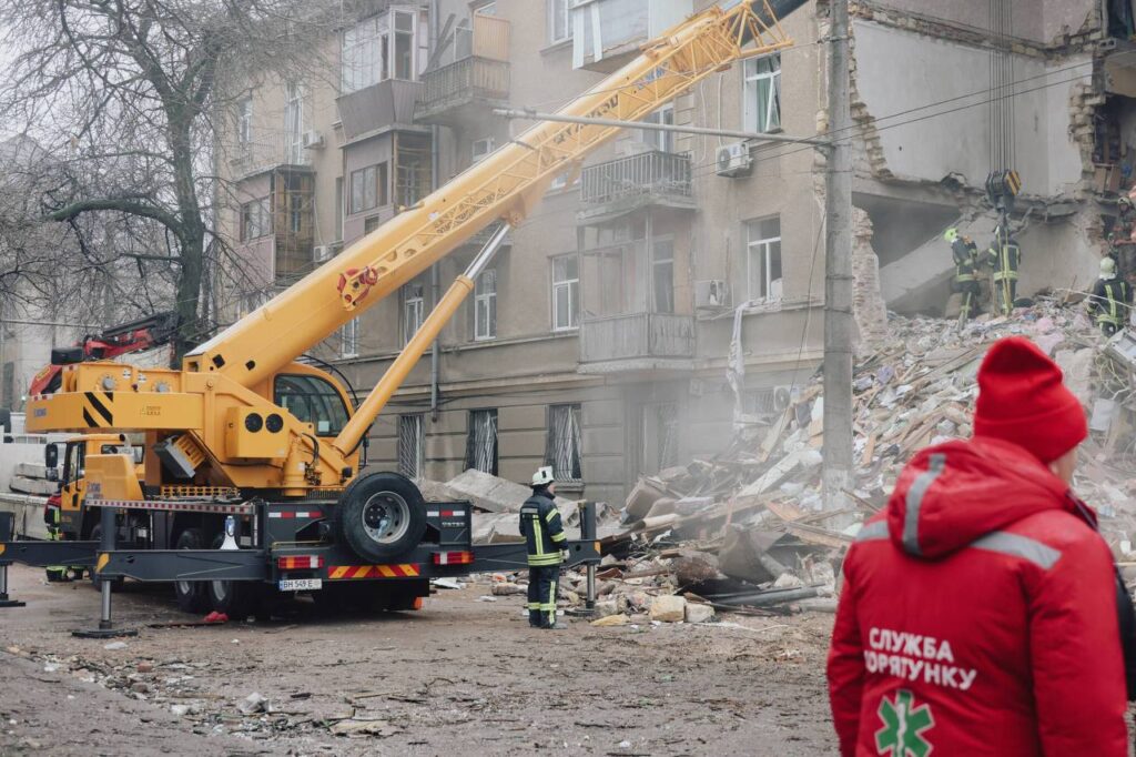 Під завалами багатоповерхівки в Одесі знайшли тіло чоловіка: пошукові роботи тривають