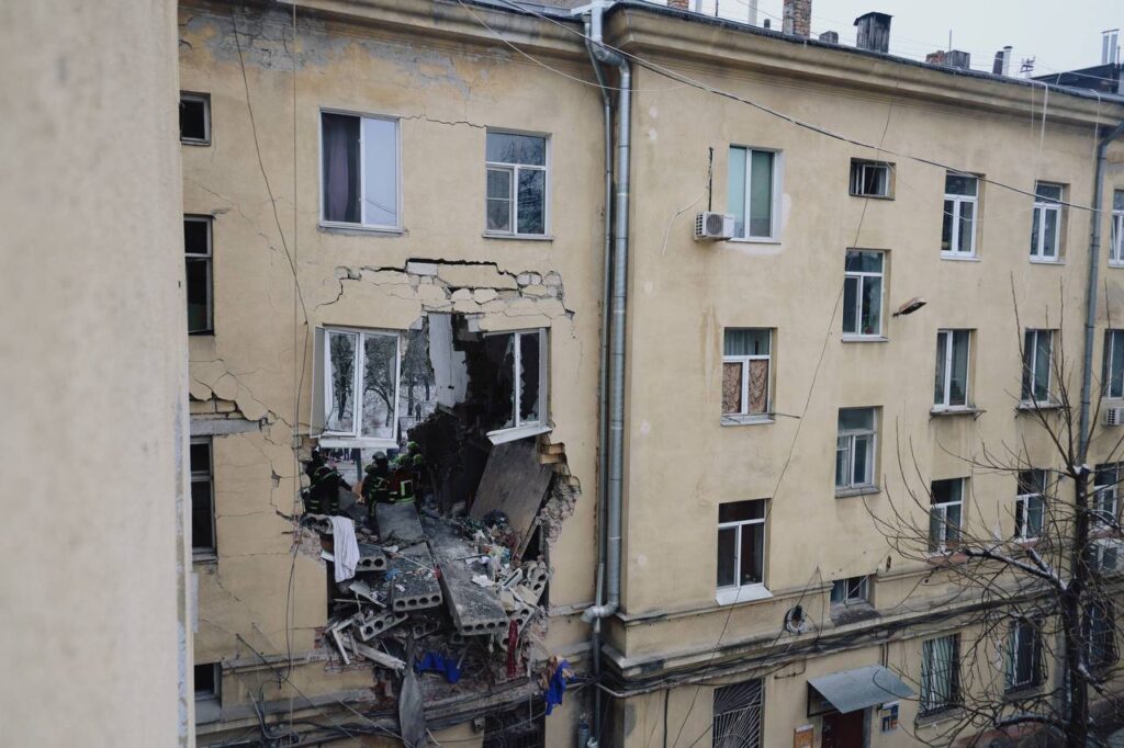 Під завалами багатоповерхівки в Одесі знайшли тіло чоловіка: пошукові роботи тривають