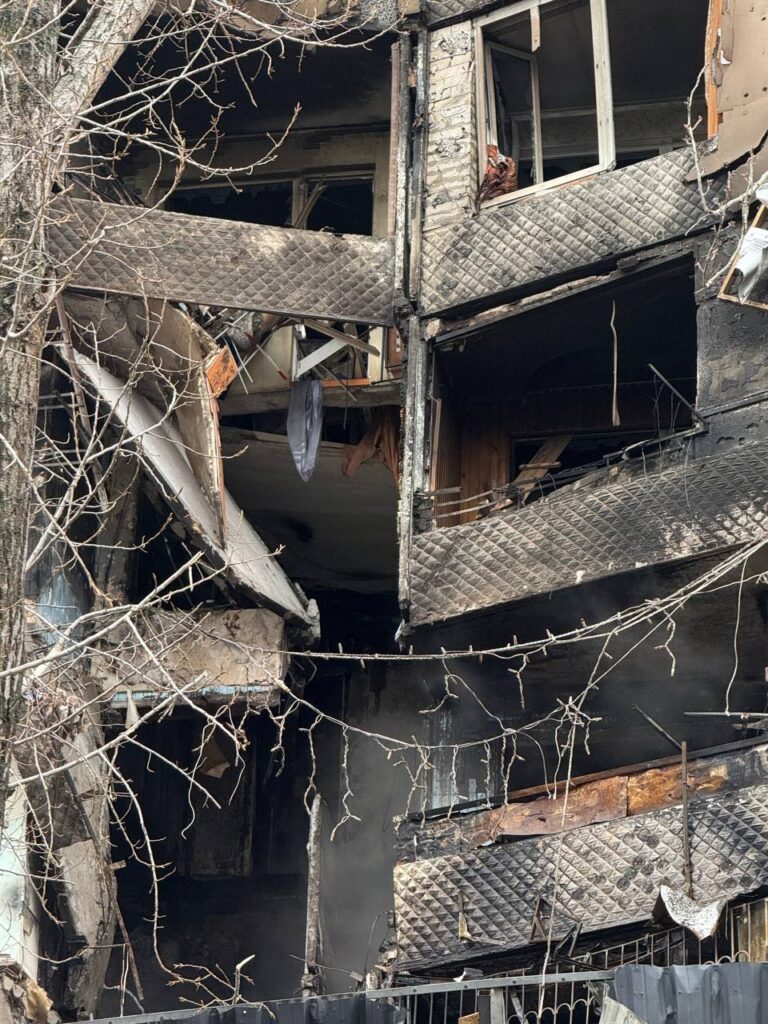 Під завалами багатоповерхівки в Одесі знайшли тіло чоловіка: пошукові роботи тривають