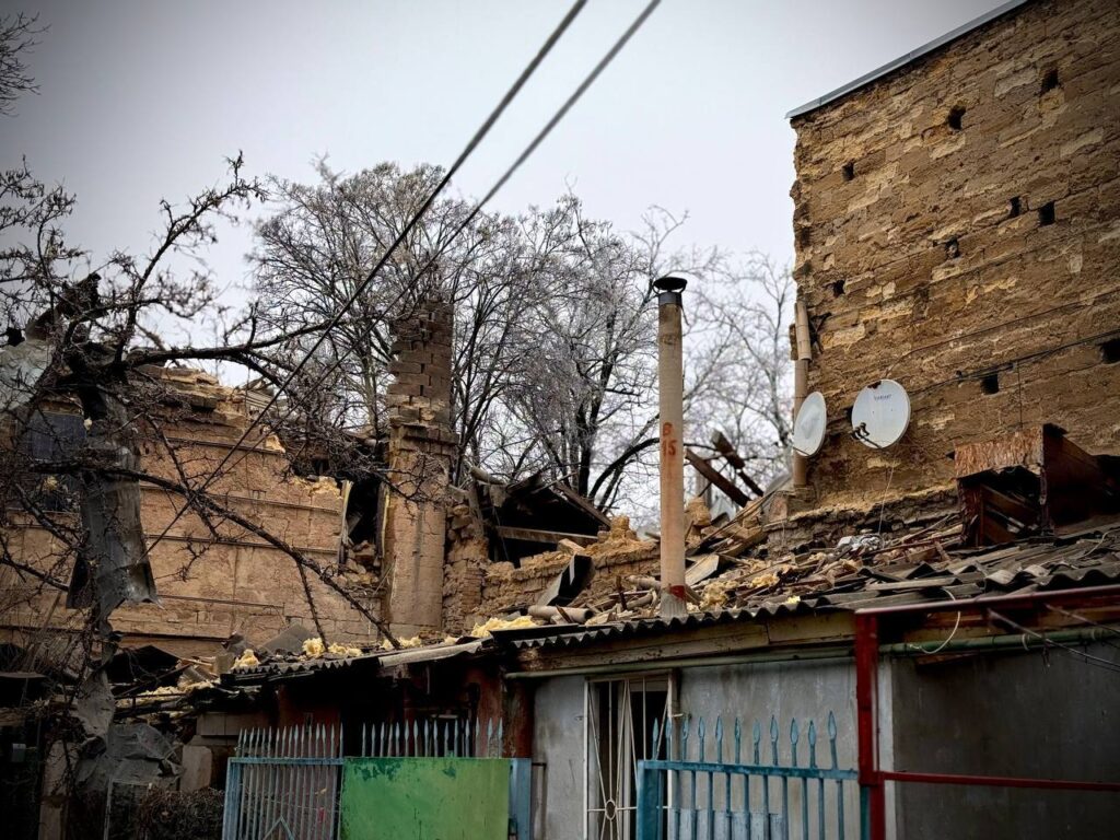 Під завалами багатоповерхівки в Одесі знайшли тіло чоловіка: пошукові роботи тривають